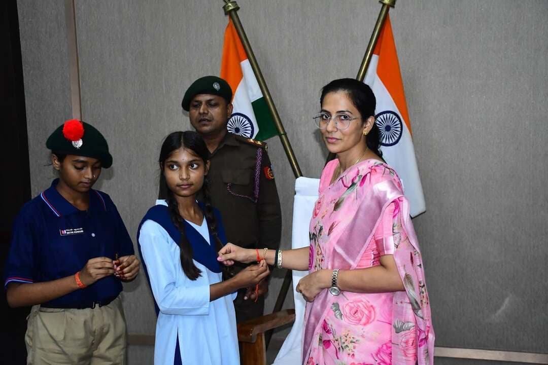 भागलपुर, 27 अगस्त 2026:- रक्षाबंधन के पावन अवसर से पूर्व भागलपुर में भाई-बहन के स्नेह, विश्वास और सुरक्षा के प्रतीक रक्षा सूत्र का भावपूर्ण कार्यक्रम आयोजित किया गया। इस दौरान छात्राओं ने जिलाधिकारी श्रीमती अलंकृता पाण्डेय को रक्षा सूत्र बांधकर शुभकामनाएं दीं। कार्यक्रम के दौरान छात्राओं ने रक्षाबंधन के सामाजिक एवं भावनात्मक महत्व को रेखांकित करते हुए आपसी प्रेम, सम्मान और सुरक्षा की भावना को मजबूत करने का संदेश दिया। जिलाधिकारी ने भी छात्राओं का उत्साहवर्धन करते हुए उनके उज्ज्वल भविष्य की कामना की। इस अवसर पर एनसीसी से जुड़े कैडेट एवं अन्य अधिकारी भी उपस्थित रहे। रक्षाबंधन का यह आयोजन केवल भाई-बहन के रिश्ते तक सीमित न रहकर समाज में महिलाओं एवं बेटियों की सुरक्षा, सम्मान और गरिमा के प्रति सामूहिक जिम्मेदारी का संदेश देता नजर आया।