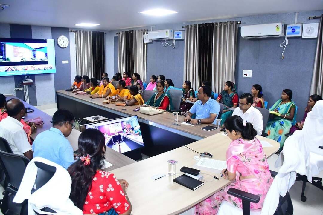 भागलपुर, 27 अगस्त 2026:- माननीय मुख्यमंत्री, बिहार श्री सम्राट चौधरी के कर-कमलों से आज ‘समृद्ध महिला–समृद्ध बिहार अभियान’ का शुभारंभ किया गया। इस अवसर पर पटना के बापू सभागार में आयोजित मुख्य कार्यक्रम का भागलपुर जिले में भी लाइव प्रसारण किया गया। कार्यक्रम के दौरान मुख्यमंत्री महिला रोजगार योजना के अंतर्गत स्वयं सहायता समूह से जुड़ी महिला लाभुकों के बैंक खातों में वित्तीय सहायता की राशि का अंतरण किया गया।
इस अवसर पर भागलपुर जिले की कुल 5,672 महिलाओं के खातों में मुख्यमंत्री महिला रोजगार योजना के तहत राशि का अंतरण किया जा रहा है। इनमें 2,672 महिला लाभुकों के खाते में योजना की प्रथम किस्त के रूप में 10-10 हजार रुपये की राशि प्रदान की जा रही है। इसमें ग्रामीण एवं शहरी क्षेत्रों में स्वयं सहायता समूह से जुड़ी महिलाएं शामिल हैं। वहीं, 3,000 से अधिक महिला लाभुकों के खाते में योजना की द्वितीय किस्त के रूप में 20-20 हजार रुपये की राशि प्रदान की जा रही है। मुख्यमंत्री महिला रोजगार योजना के तहत भागलपुर जिले में पहली बार द्वितीय किस्त की राशि का अंतरण किया जा रहा है।
इसी तरह जिले के सभी 238 ग्राम पंचायतों में जीविका सुधा बिक्री केंद्र शुरू करने के लिए मुख्यमंत्री महिला रोजगार योजना के तहत 60-60 हजार रुपए की वित्तीय सहायता उपलब्ध कराई जा रही है। इनमें से अब तक 191 पंचायतों में जीविका सुधा बिक्री केंद्र शुरू करने हेतु महिला उद्यमियों का चयन कर लिया गया है, वहीं शेष प्रखंडों में भी जल्द ही महिला उद्यमियों का चयन जल्द पूर्ण किया जाएगा।
जीविका स्वयं सहायता समूह से जुड़ी महिलाओं को स्वरोजगार एवं आजीविका गतिविधियाँ शुरू करने के विभिन्न माध्यमों से वित्त पोषित किया का रहा है। इसी कड़ी में बिहार राज्य जीविका निधि सहकारी साख समिति लिमिटेड (जीविका निधि) के माध्यम से महिलाओं को आसान दरों पर ऋण की सुविधा उपलब्ध कराई जा रही है।
आज आयोजित कार्यक्रम के दौरान जिले की 198 महिलाओं के लिए 1 करोड़ 31 लाख 15 रुपए के ऋण का अनुमोदन प्रदान किया गया है। इसके अलावा जीविका निधि पोर्टल के माध्यम से ऋण हेतु आवेदन करने वाली जिले की कुल 231 महिलाओं के ऋण प्रस्तावों को भी मंजूरी देने की प्रक्रिया पूर्ण की जा रही है।
मुख्यमंत्री महिला रोजगार योजना के अंतर्गत भागलपुर जिले में अब तक 5 लाख 11 हजार से अधिक महिलाओं को प्रथम किस्त के रूप में प्रति लाभुक 10-10 हजार रुपये की वित्तीय सहायता प्रदान की जा चुकी है। इस आर्थिक सहायता से अनेक महिलाओं ने छोटे-छोटे स्वरोजगार शुरू किए हैं। लाभुक महिलाएं किराना दुकान, स्टेशनरी, मनिहारी, सब्जी एवं फल की दुकान, गाय-बकरी पालन, कपड़ों की सिलाई-कढ़ाई, ब्यूटी पार्लर, फूड प्रोसेसिंग सहित विभिन्न गतिविधियों से जुड़कर नियमित आय अर्जित कर रही हैं। योजना से महिलाओं की आर्थिक स्थिति मजबूत होने के साथ-साथ उनके आत्मविश्वास में भी वृद्धि हुई है।
‘समृद्ध महिला–समृद्ध बिहार अभियान’ के तहत महिलाओं को स्वरोजगार एवं आजीविका गतिविधियों से जोड़ने के साथ-साथ उनके मौजूदा उद्यमों के विस्तार के लिए विभिन्न माध्यमों से वित्तीय सहायता उपलब्ध कराई जा रही है। इसी क्रम में आज बिहार राज्य जीविका निधि साख सहकारी संघ लिमिटेड (जीविका निधि) के माध्यम से भागलपुर जिले की 198 महिलाओं को कुल 1 करोड़ 31 लाख 15 हजार रुपये का ऋण प्रदान किया जा रहा है। वहीं, जीविका निधि पोर्टल पर ऋण के लिए आवेदन करने वाली 327 महिलाओं के ऋण प्रस्तावों को भी अनुमोदित करने की प्रक्रिया जारी है।
उल्लेखनीय है कि जीविका निधि पोर्टल के माध्यम से स्वयं सहायता समूह से जुड़ी महिलाओं को उनकी आवश्यकता के अनुसार 15 हजार रुपये से 2 लाख रुपये तक का ऋण उपलब्ध कराया जाता है। इससे महिलाएं अपने छोटे उद्यमों की शुरुआत करने के साथ-साथ पहले से संचालित व्यवसायों का विस्तार भी कर पा रही हैं।
महिलाओं के स्वरोजगार को बढ़ावा देने के उद्देश्य से ग्रामीण एवं शहरी क्षेत्रों में हाट-बाजार विकसित करने की भी योजना है। इससे महिला उद्यमियों को अपने उत्पादों के लिए बेहतर बाजार उपलब्ध होगा और उनकी आय में वृद्धि के नए अवसर सृजित होंगे।
मुख्यमंत्री महिला रोजगार योजना महिलाओं को आर्थिक रूप से सशक्त एवं आत्मनिर्भर बनाने की दिशा में एक प्रभावशाली पहल साबित हो रही है। योजना का उद्देश्य महिलाओं को स्वरोजगार एवं उद्यमिता से जोड़कर परिवार की आय में वृद्धि करना तथा उन्हें आर्थिक रूप से मजबूत बनाना है। वित्तीय सहायता, ऋण सुविधा और बाजार उपलब्धता के माध्यम से महिलाओं को अपने हुनर और क्षमता को उद्यम में बदलने का अवसर मिल रहा है। इससे न केवल महिलाओं के जीवन में सकारात्मक बदलाव आ रहा है, बल्कि ‘समृद्ध महिला–समृद्ध बिहार’ के संकल्प को भी मजबूती मिल रही है।