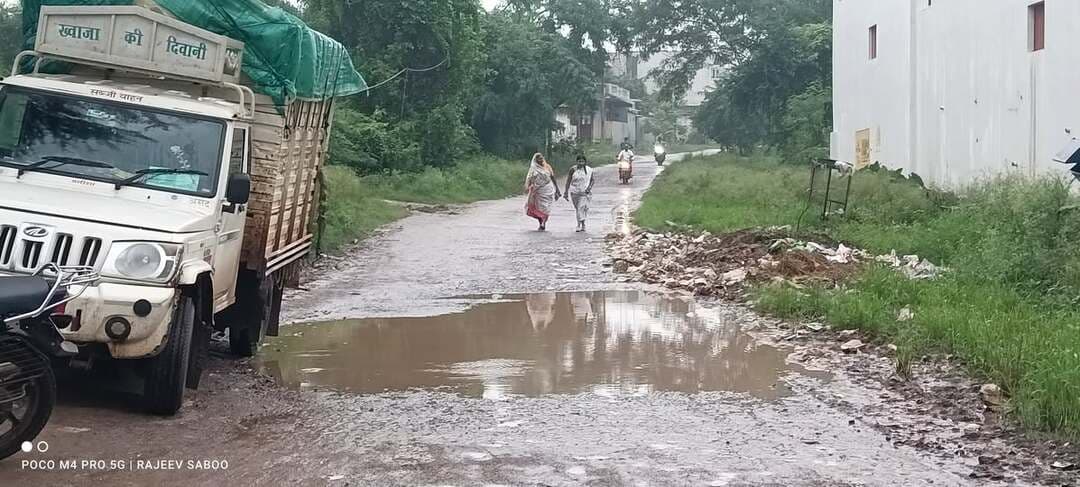 गांव के मुख्य मार्ग पर कई जगह भरा पानी, कीचड़ और गंदगी से ग्रामीण परेशान
सोडलपुर। ग्राम के मुख्य मार्ग पर बारिश के बाद कई स्थानों पर जलभराव होने से ग्रामीणों को परेशानी का सामना करना पड़ रहा है। पानी की निकासी की उचित व्यवस्था नहीं होने के कारण सड़क पर कीचड़ और गंदगी जमा हो गई है। ग्रामीणों को इसी पानी और कीचड़ से होकर आवागमन करना पड़ रहा है।
ग्राम के गुठान मोहल्ले और हाट बाजार के पास सड़क पर पानी भरा होने से स्थिति अधिक खराब है। यहां सड़क पर इतना पानी जमा है कि पैदल निकलने के लिए भी पर्याप्त जगह नहीं बचती। इसी तरह दर्जी मोहल्ला, राम मंदिर के सामने, बाजार चौक और दुर्गा स्टेज के पास भी बारिश के दौरान जलभराव की समस्या बनी रहती है।
ग्रामीणों का कहना है कि बारिश के पूरे मौसम में उन्हें इस समस्या से जूझना पड़ रहा है। पानी निकासी की व्यवस्था नहीं होने से सड़क पर कीचड़ और गंदगी फैल रही है। इसके बावजूद ग्राम पंचायत द्वारा समस्या के स्थायी समाधान की ओर ध्यान नहीं दिया जा रहा है।
पीपल चौक पर नाली के ऊपर बड़ा गड्ढा
इधर पीपल चौक पर नाली के ऊपर बड़ा गड्ढा हो जाने से भी दुर्घटना का खतरा बना हुआ है। ग्रामीणों के अनुसार यहां आए दिन वाहन चालक परेशान होते हैं और छोटी-मोटी दुर्घटनाएं भी हो रही हैं। पैदल चलने वालों के लिए भी यह गड्ढा खतरा बना हुआ है। ग्रामीणों ने पंचायत से गड्ढे को तत्काल भरवाने और नाली की उचित मरम्मत कराने की मांग की है।
ग्रामीणों ने ग्राम पंचायत से मांग की है कि मुख्य मार्ग के सभी जलभराव वाले स्थानों पर पानी निकासी की स्थायी व्यवस्था कराई जाए तथा पीपल चौक पर बने गड्ढे की तत्काल मरम्मत कराई जाए, ताकि बारिश के दौरान ग्रामीणों को परेशानी और दुर्घटना के खतरे से राहत मिल सके।