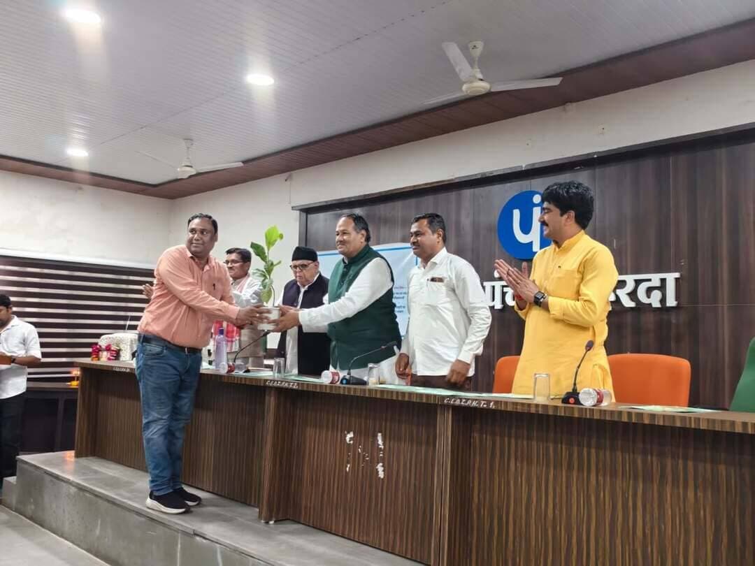 नर्मदा संवाद का जिला स्तरीय प्रशिक्षण सह कार्यशाला सम्पन्न
हरदा - मध्यप्रदेश जन अभियान परिषद जिला हरदा एवं नर्मदा समग्र के संयुक्त तत्वावधान में रेवा सेवा समागम के अंतर्गत ‘नर्मदा संवाद’ जिला स्तरीय प्रशिक्षण सह कार्यशाला का आयोजन जिला पंचायत हरदा के सभागार में किया गया। कार्यक्रम में नर्मदा संरक्षण, घाट संस्कृति, जैविक खेती, पौधारोपण एवं नर्मदा की सहायक नदियों के संरक्षण जैसे विषयों पर विस्तृत चर्चा की गई।
कार्यक्रम के उद्घाटन सत्र में पद्मश्री एवं मध्यप्रदेश जन अभियान परिषद के उपाध्यक्ष मोहन नागर, भाजपा जिला अध्यक्ष राजेश वर्मा, मंडल अध्यक्ष नितेश बादर, स्वदेशी विचार मंच हरदा के सत्यनारायण दोगने, विद्या भारती वैदिक विद्यापीठम से सुजीत शर्मा, पर्यावरणविद् गौरी शंकर मुकाती एवं नर्मदा समग्र के राज्य समन्वयक मनोज जोशी प्रमुख रूप से उपस्थित रहे।
कार्यक्रम को संबोधित करते हुए पद्मश्री श्री नागर ने कहा कि जिस प्रकार मनुष्य के शरीर में रक्त निरंतर प्रवाहित होता रहता है, उसी प्रकार युगों-युगों तक मां नर्मदा अविरल बहती रहे। उन्होंने कहा कि जितना हमारा तन स्वस्थ रहेगा, उतना ही हमारा शरीर स्वस्थ रहेगा और उसी प्रकार जितनी हमारी नदियां स्वस्थ रहेंगी, उतनी ही हमारी धरती स्वस्थ रहेगी। उन्होंने घाट संस्कृति, घाट संरक्षण, नर्मदा पथ एवं नर्मदा परिक्रमा वासियों के विषय पर विस्तृत चर्चा की।
कार्यक्रम में श्री बादर ने नर्मदा जलग्रहण क्षेत्र में प्राकृतिक एवं जैविक खेती के महत्व पर प्रकाश डाला। जिला अध्यक्ष राजेश वर्मा ने नर्मदा संरक्षण की आवश्यकता बताते हुए उपस्थित लोगों से नदी एवं पर्यावरण संरक्षण के लिए सक्रिय सहभागिता का आह्वान किया। पर्यावरणविद् श्री मुकाती ने पौधारोपण एवं पर्यावरण संरक्षण के महत्व पर अपने विचार व्यक्त किए। नर्मदा समग्र के राज्य समन्वयक मनोज जोशी ने नर्मदा एवं उसकी सहायक नदियों के संरक्षण तथा घाट संस्कृति एवं घाट संरक्षण विषय पर विस्तृत जानकारी दी। उन्होंने नर्मदा को स्वच्छ, अविरल एवं निर्मल बनाए रखने के लिए सामूहिक प्रयासों की आवश्यकता पर जोर दिया।
कार्यक्रम का संचालन दीनबंधु गौर ने किया तथा आभार विकासखंड समन्वयक अनुपम भारद्वाज ने व्यक्त किया। इस अवसर पर जिला समन्वयक संदीप गौहर, विकासखंड समन्वयक राकेश वर्मा सहित विभिन्न संतजन, नर्मदा तट से जुड़े नर्मदा भक्त एवं कार्यकर्ता उपस्थित रहे।