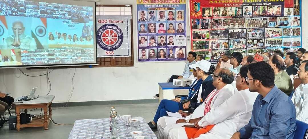 युवा केवल देश का भविष्य नहीं, बल्कि वर्तमान में भी राष्ट्र निर्माण के महत्वपूर्ण सहभागी हैं - केन्द्रीय मंत्री श्री उइके
खेलो इंडिया संवाद कार्यक्रम आयोजित
हरदा - खेल दिवस के अवसर पर माय भारत हरदा एवं भाऊ साहब भुस्कुटे शासकीय महाविद्यालय, टिमरनी की एनएसएस इकाई के संयुक्त तत्वावधान में ‘खेलो इंडिया संवाद-खेल की बात पी.एम. मोदी के साथ’ कार्यक्रम का भव्य आयोजन महाविद्यालय परिसर में किया गया। कार्यक्रम में भारत सरकार के जनजातीय कार्य विभाग के केन्द्रीय राज्य मंत्री एवं क्षेत्रीय सांसद डी. डी. उइके, जिला पंचायत अध्यक्ष गजेंद्र शाह, पूर्व कृषि मंत्री कमल पटेल, कलेक्टर सिद्धार्थ जैन, जिला अध्यक्ष राजेश वर्मा, एसडीओपी सहित जनप्रतिनिधि, अधिकारी, खेल जगत की हस्तियां, महाविद्यालय के प्राचार्य, प्राध्यापक एवं बड़ी संख्या में विद्यार्थी और युवा उपस्थित रहे। कार्यक्रम में महाविद्यालय के एनएसएस एवं एनसीसी के विद्यार्थियों ने भी सक्रिय भागीदारी की।
कार्यक्रम की शुरुआत प्रधानमंत्री नरेन्द्र मोदी के देशभर के युवाओं के साथ सीधे आभासी संवाद से हुई। प्रधानमंत्री ने अपने उद्बोधन की शुरुआत हॉकी के महान खिलाड़ी मेजर ध्यानचंद को स्मरण करते हुए की। उन्होंने देश की युवा शक्ति को एकजुट होकर राष्ट्र निर्माण में सक्रिय भूमिका निभाने का आह्वान किया। प्रधानमंत्री ने युवाओं को प्रेरित करते हुए कहा कि केवल मेडल जीतना ही पर्याप्त नहीं है, बल्कि अपनी प्रतिभा और उपलब्धियों के माध्यम से देश का गौरव बढ़ाना भी महत्वपूर्ण है। उन्होंने युवाओं को खेलों से जुड़ने, अपनी प्रतिभा को पहचानने एवं निरंतर निखारने तथा राष्ट्र निर्माण में योगदान देने के लिए प्रेरित किया।
कार्यक्रम में केन्द्रीय राज्य मंत्री एवं क्षेत्रीय सांसद डी. डी. उइके ने युवाओं की ऊर्जा, प्रतिभा और रचनात्मक सोच को देश की प्रगति के लिए महत्वपूर्ण बताते हुए सकारात्मक दिशा में आगे बढ़ने का आह्वान किया। उन्होंने कहा कि युवा केवल देश का भविष्य नहीं, बल्कि वर्तमान में भी राष्ट्र निर्माण के महत्वपूर्ण सहभागी हैं। युवाओं की सक्रिय भागीदारी से विकसित भारत के संकल्प को नई गति मिल सकती है। कार्यक्रम के दौरान केन्द्रीय राज्य मंत्री श्री उइके के साथ उपस्थित युवाओं एवं विद्यार्थियों ने नशामुक्ति की शपथ ली। युवाओं ने नशे से स्वयं दूर रहने तथा समाज को नशामुक्त बनाने में सक्रिय भूमिका निभाने का संकल्प लिया।
कार्यक्रम में खेल जगत की विशिष्ट हस्तियों की उपस्थिति ने युवाओं का उत्साह बढ़ाया। अंतर्राष्ट्रीय हॉकी खिलाड़ी एवं भोपाल में पुरस्कृत खिलाड़ी सुश्री खुशबू खान, अंतर्राष्ट्रीय कराते खिलाड़ी एवं पुरस्कृत खिलाड़ी सुश्री मना मण्डलेकर तथा एशियन गेम्स से जुड़े राष्ट्रीय एवं पुरस्कृत मलखंभ खिलाड़ी प्रशांत भलावी ने युवाओं के साथ अपनी खेल यात्रा, संघर्ष एवं सफलता के अनुभव साझा किए। खेल हस्तियों ने युवाओं को निरंतर अभ्यास, अनुशासन, आत्मविश्वास और लक्ष्य के प्रति समर्पण के साथ आगे बढ़ने के लिए प्रेरित किया तथा खेलों में उपलब्ध अवसरों का लाभ उठाने का आह्वान किया।
कार्यक्रम में महाविद्यालय की एनएसएस इकाई छात्रा सुश्री कश्यपी शर्मा ने खिलाड़ियों के लिए ऐसी सतत एवं व्यवस्थित व्यवस्था विकसित करने का सुझाव दिया, जिसमें प्रतिभावान खिलाड़ियों की समय पर पहचान हो और उन्हें आगे बढ़ने के लिए निरंतर अवसर एवं मार्गदर्शन प्राप्त हो सके। इस अवसर पर महाविद्यालय की एनएसएस इकाई छात्रा सुश्री कृष्णिका अग्रवाल ने विकसित भारत के लिए युवाओं के सशक्तिकरण पर सुझाव देते हुए कहा कि ऐसे मंच विकसित किए जाने चाहिए, जहां स्वयंसेवा को स्किल-बेस्ड अवसरों से जोड़ा जा सके, ताकि युवा सामाजिक सेवा के साथ-साथ उपयोगी कौशल भी अर्जित कर सकें। महाविद्यालय के एनएसएस इकाई छात्र आयुष बौरासी ने शासन एवं प्रशासन में युवाओं की भागीदारी बढ़ाने का सुझाव दिया। उन्होंने कहा कि युवाओं को केवल भाषणों का हिस्सा न बनाकर प्रशासनिक इंटर्नशिप की व्यवस्था की जानी चाहिए, जिससे वे प्रशासनिक कार्यप्रणाली को नजदीक से समझ सकें। उन्होंने ‘वन कॉलेज, वन विलेज’ विजन शुरू करने का सुझाव भी दिया, जिसके माध्यम से महाविद्यालय गांवों के साथ जुड़कर वहां के बच्चों एवं युवाओं तक विभिन्न शैक्षणिक एवं विकास संबंधी सुविधाओं की जानकारी पहुंचा सके। एनएसएस इकाई छात्रा सुश्री सुषमा उइके ने ‘विकसित भारत में नशामुक्ति-भारत की युवा शक्ति की जिम्मेदारी एवं भागीदारी’ विषय पर अपने सुझाव प्रस्तुत किए। उन्होंने नशे से दूर रहने तथा नशामुक्त समाज के निर्माण में युवाओं की सक्रिय भूमिका पर जोर दिया।
कार्यक्रम में युवाओं को माय भारत पोर्टल से जुड़ने तथा ‘विकसित भारत यंग लीडर्स डायलॉग’ क्विज सहित विभिन्न गतिविधियों में भाग लेने के लिए प्रेरित किया गया। युवाओं से माय भारत के माध्यम से स्वयंसेवा, नेतृत्व एवं कौशल आधारित गतिविधियों से जुड़कर राष्ट्र निर्माण में अपनी भागीदारी सुनिश्चित करने का आह्वान किया गया। कार्यक्रम में महाविद्यालय के एनएसएस एवं एनसीसी के विद्यार्थियों ने सक्रिय सहभागिता करते हुए कार्यक्रम की विभिन्न व्यवस्थाओं एवं गतिविधियों में सहयोग प्रदान किया। विद्यार्थियों की सहभागिता से कार्यक्रम का वातावरण उत्साहपूर्ण एवं अनुशासित रहा। माय भारत की जिला युवा अधिकारी सुश्री श्रद्धा मित्तल के नेतृत्व में कार्यक्रम का आयोजन किया गया। महाविद्यालय की एनएसएस इकाई एवं आयोजन समिति द्वारा कार्यक्रम की व्यवस्थाओं में महत्वपूर्ण भूमिका निभाई गई। संपूर्ण कार्यक्रम का सफल संचालन एनएसएस के कार्यक्रम अधिकारी डॉ. सुनीत काशिव एवं माय भारत के मॉडरेटर दीपक गौर द्वारा किया गया। दोनों ने कार्यक्रम की विभिन्न गतिविधियों को निर्धारित क्रम में संचालित करते हुए अतिथियों, खेल हस्तियों एवं विद्यार्थियों के बीच बेहतर समन्वय स्थापित किया।
कार्यक्रम के अंत में महाविद्यालय के एनएसएस नोडल अधिकारी डॉ. अरुण कुमार सिकरवार ने सभी अतिथियों, खेल हस्तियों, अधिकारियों, प्रिंट मीडिया प्रतिनिधियों, प्राध्यापकों, एनएसएस एवं एनसीसी विद्यार्थियों तथा उपस्थित युवाओं का आभार व्यक्त किया। उन्होंने कार्यक्रम को सफल बनाने में सहयोग देने वाले सभी लोगों के प्रति धन्यवाद ज्ञापित किया। कार्यक्रम का समापन राष्ट्रगान के साथ किया गया।
कॉलेज परिसर में किया पौधरोपण
केन्द्रीय राज्य मंत्री एवं क्षेत्रीय सांसद डी. डी. उइके ने एक पेड़ माँ के नाम अभियान के तहत कॉलेज परिसर में पौधारोपण कर पर्यावरण संरक्षण का संदेश दिया।