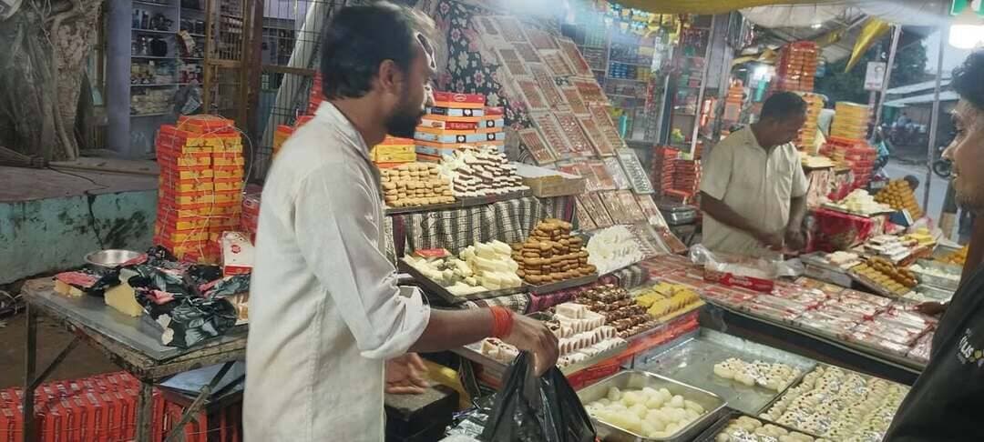 #रक्षाबंधन पर रंग बिरंगी आकर्षक राखियों से सजा बाजार