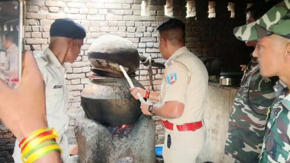 चंदवारा में अवैध महुआ शराब भट्ठी ध्वस्त, 1.5 क्विंटल जावा महुआ नष्ट
कोडरमा पुलिस अधीक्षक कुमार शिवाशीष के निर्देश पर अवैध शराब निर्माण के खिलाफ चलाए जा रहे अभियान के तहत चंदवारा थाना क्षेत्र के गोरी नदी किनारे छापेमारी की गई। पुलिस ने अवैध महुआ शराब की भट्ठी को ध्वस्त करते हुए करीब 1.5 क्विंटल जावा महुआ को विनष्ट किया। पुलिस की कार्रवाई से अवैध शराब कारोबारियों में हड़कंप है।