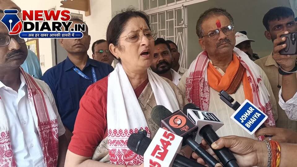 ग्रीजली कॉलेज ऑफ एजुकेशन में खेलो इंडिया डायलॉग कार्यक्रम आयोजित हुआ, जिसमें प्रधानमंत्री नरेंद्र मोदी ने जिले के एथलीटों और बीएड प्रशिक्षुओं से संवाद किया। केंद्रीय मंत्री अन्नपूर्णा देवी भी कार्यक्रम में मौजूद रहीं। उन्होंने कहा कि अब पढ़ाई के साथ खेलों पर भी जोर दिया जा रहा है। पीएम मोदी का ‘जो खेलेगा, वह खिलेगा’ संदेश युवाओं को खेल के प्रति प्रेरित करेगा। उन्होंने कहा कि खेलो इंडिया और फिट इंडिया के माध्यम से खिलाड़ियों को बेहतर सुविधाएं मिल रही हैं। एथलीट अशोक तुरी ने कहा कि सुविधाओं में बढ़ोतरी और पीएम के संवाद से खिलाड़ियों का उत्साह बढ़ रहा है।