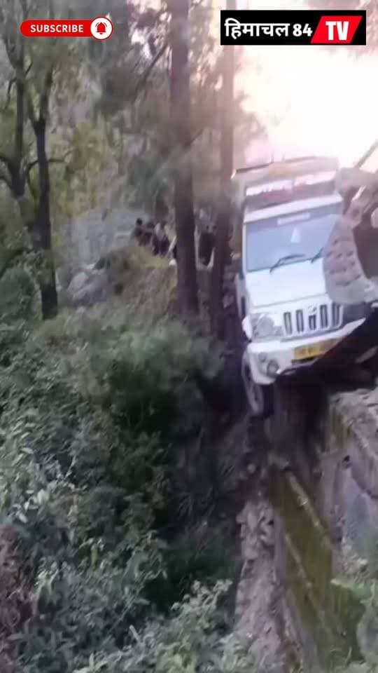 सलूणी के लंगेरा चम्बा सड़क मार्ग पर चकोली घराट के बस दुर्घटनाग्रस्त होने से बाल बाल बची पिकअप