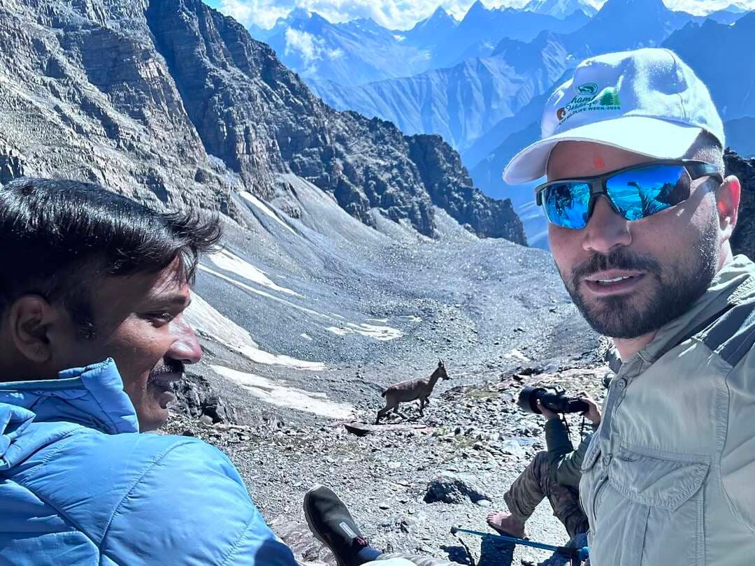 मणिमहेश परिक्रमा मार्ग पर DFO ने लिया वन्यजीवों और जैव विविधता का जायजा
वन सुरक्षा को लेकर वन कर्मियों को दिए दिशा-निर्देश, श्रद्धालुओं से प्लास्टिक व कूड़ा-कचरा न फैलाने की अपील
हिमाचल 84 टीवी ब्यूरो भरमौर।
वन मंडल अधिकारी (DFO), वन्यजीव प्रभाग चंबा ने मणिमहेश यात्रा के दौरान परिक्रमा मार्ग का विस्तृत भ्रमण कर क्षेत्र में वन्यजीवों की मौजूदगी, जैव विविधता एवं वनस्पतियों का निरीक्षण किया। इस दौरान उन्होंने परिक्रमा मार्ग पर तैनात वन कर्मियों से मुलाकात कर वन सुरक्षा व्यवस्था का जायजा लिया और आवश्यक दिशा-निर्देश जारी किए।
निरीक्षण के दौरान क्षेत्र में हिमालयन मोनाल, घोरल सहित अन्य वन्यजीवों के पगमार्क भी देखे गए। DFO ने वन कर्मियों को निर्देश दिए कि यात्रा के दौरान वन क्षेत्र की सुरक्षा सुनिश्चित करने के साथ-साथ वन्यजीवों एवं उनके प्राकृतिक आवास की निगरानी भी लगातार बनाए रखें।
उन्होंने श्रद्धालुओं से अपील की कि मणिमहेश यात्रा के दौरान जंगल और प्राकृतिक क्षेत्रों में कूड़ा-कचरा न फैलाएं, प्लास्टिक का प्रयोग न करें तथा वन्यजीवों को किसी भी प्रकार से परेशान न करें। उन्होंने कहा कि धार्मिक आस्था के इस पवित्र मार्ग की प्राकृतिक सुंदरता और जैव विविधता को सुरक्षित रखना सभी की सामूहिक जिम्मेदारी है।
वन विभाग का उद्देश्य है कि मणिमहेश यात्रा के दौरान श्रद्धालुओं की आस्था और सुविधा के साथ-साथ वन एवं वन्यजीव संरक्षण को भी प्राथमिकता दी जाए। विभाग द्वारा यात्रियों को प्रकृति संरक्षण और वन नियमों के प्रति जागरूक करने के लिए भी आवश्यक प्रयास किए जा रहे हैं।
DFO ने कहा कि मणिमहेश क्षेत्र हिमालय की समृद्ध जैव विविधता का महत्वपूर्ण हिस्सा है। ऐसे में यात्रा के दौरान पर्यावरणीय अनुशासन बनाए रखना बेहद जरूरी है, ताकि श्रद्धालु सुरक्षित एवं स्वच्छ वातावरण में यात्रा कर सकें और क्षेत्र की प्राकृतिक विरासत भी संरक्षित रहे।