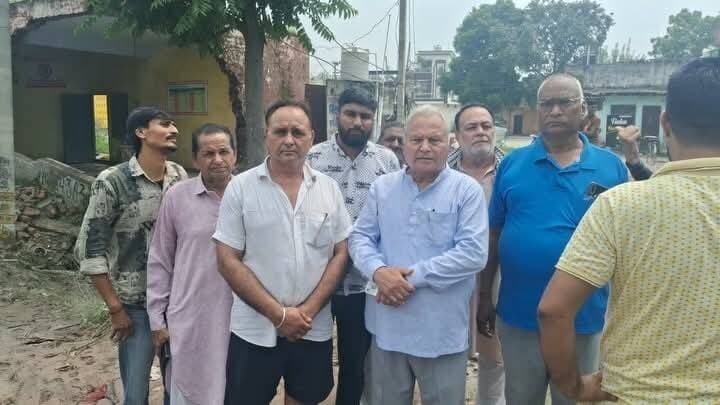 गांव बाड़ीमाजरा में जनसमस्याओं को लेकर कांग्रेस का जनसंपर्क अभियान, कांग्रेस के पूर्व उम्मीदवार रमन त्यागी ने आज हल्का यमुनानगर के गांव बाड़ीमाजरा में पहुंचकर ग्रामीणों से मुलाकात की और उनकी समस्याओं को सुना। ग्रामीणों ने करीब 2 वर्षों से खस्ताहाल सड़क, आंगनवाड़ी स्कूल की जर्जर स्थिति, सीवरेज व्यवस्था, और पीने के पानी की समस्या जैसे अहम मुद्दे उठाए। रमन त्यागी ने कहा कि जनता ने पार्षद, मेयर और विधायक को विकास के लिए चुना था, लेकिन जनप्रतिनिधि लोगों की मूलभूत समस्याओं से आंखें मूंदे बैठे हैं। उन्होंने दावा किया कि इन समस्याओं का समाधान केवल कांग्रेस ही कर सकती है और आने वाला समय कांग्रेस का है। उन्होंने लोगों से कांग्रेस को मजबूत करने की अपील की।
इस अवसर पर रिषीपाल मान, आस मोहम्मद, ज़हीर हसन, सतनाम सिंह, अमित, रूपराम लम्बरदार, प्रमोद धीमान, रमेश कश्यप, शिवपाल शर्मा, राहुल, अजय, आत्माराम, सहीराम, प्रबल जोशी और दीपक शर्मा सहित कई ग्रामीण मौजूद रहे।
#Yamunanagar #BadiMajra #RamanTyagi #Congress #HaryanaPolitics #VillageIssues