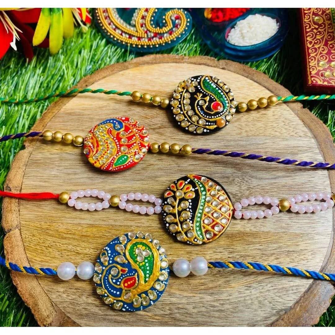 Raksha Bandhan 2026: राखी पर नहीं रहेगा भद्रा का साया, जानें सुबह से दोपहर तक का शुभ मुहूर्त
सोलन: भाई-बहन के अटूट प्रेम का पर्व रक्षाबंधन इस वर्ष 28 अगस्त 2026 (शुक्रवार) को पूरे देश में मनाया जाएगा। इस बार बहनों के लिए राहत की बात यह है कि राखी बांधने के शुभ समय में भद्रा का साया नहीं रहेगा। भद्रा 27 अगस्त को ही समाप्त हो जाएगी, इसलिए 28 अगस्त की सुबह से ही राखी बांधना शुभ माना जाएगा।
सुबह का सबसे शुभ मुहूर्त
ज्योतिषीय गणना के अनुसार, राखी बांधने का सबसे उत्तम समय सुबह 5:57 बजे से 9:48 बजे तक रहेगा। इस दौरान पूर्णिमा तिथि भी विद्यमान रहेगी और भद्रा का प्रभाव नहीं होगा, इसलिए यह समय पूजा और राखी बांधने के लिए सर्वश्रेष्ठ माना गया है।
क्या दोपहर में भी बांध सकते हैं राखी?
यदि किसी कारणवश सुबह राखी नहीं बांध पाते हैं, तो स्थानीय पंचांग और राहुकाल का ध्यान रखते हुए दोपहर में भी राखी बांधी जा सकती है। हालांकि धार्मिक दृष्टि से सुबह का मुहूर्त सबसे अधिक फलदायी माना गया है।
इस बार क्यों खास है रक्षाबंधन?
सामान्यतः रक्षाबंधन पर भद्रा होने के कारण बहनों को कई घंटे इंतजार करना पड़ता है, लेकिन इस बार ऐसा नहीं होगा। भद्रा पहले ही समाप्त हो जाएगी, जिससे सुबह का पूरा समय शुभ रहेगा। हालांकि इस दिन पंचक और चंद्रग्रहण का संयोग भी बताया गया है, इसलिए पूजा से पहले स्थानीय पंचांग की पुष्टि करना उचित रहेगा।
राखी बांधने की विधि
पूजा की थाली में राखी, रोली, अक्षत, दीपक और मिठाई रखें। सबसे पहले भगवान गणेश की पूजा करें, फिर भाई के माथे पर तिलक लगाकर दाहिने हाथ में राखी बांधें। आरती उतारकर मिठाई खिलाएं और उसकी सुख-समृद्धि व लंबी उम्र की कामना करें। बदले में भाई बहन की रक्षा का संकल्प लेता है और उपहार भेंट करता है।
निष्कर्ष
रक्षाबंधन 2026 पर बहनों को शुभ मुहूर्त के लिए इंतजार नहीं करना पड़ेगा। सुबह 5:57 बजे से 9:48 बजे तक का समय राखी बांधने के लिए सबसे शुभ रहेगा। ऐसे में समय रहते पूजा की तैयारी कर इस पावन पर्व को पूरे उत्साह और विधि-विधान के साथ मनाएं।