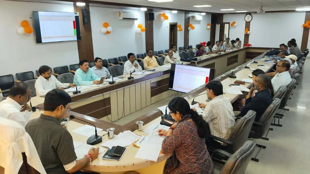 फिरोजाबाद: राष्ट्रीय ग्रामीण आजीविका मिशन की समीक्षा बैठक
डीएम @DM_Firozabad (संतोष कुमार शर्मा) की अध्यक्षता में कलेक्ट्रेट सभागार में #UPSRLM की समीक्षा बैठक संपन्न।
बैठक में #LakhpatiDidi योजना, समूह गठन, आजीविका रजिस्टर फीडिंग, बैंक क्रेडिट लिंकेज व मॉडल प्रेरणा कैंटीन की प्रगति की समीक्षा की गई।
⚠️ सख्त कार्रवाई: खराब कार्य प्रगति पर विकास खंड शिकोहाबाद, नारखी, एका व टूंडला के ADO (ग्राम्य विकास) एवं BMM के विरुद्ध कार्रवाई के निर्देश। सभी अधिकारियों को शत-प्रतिशत लक्ष्य पूर्ण करने की सख्त हिदायत दी गई।
बैठक में CDO शत्रोहन वैश्य, उपायुक्त Tulika Srivastava एवं DMM महेश कुमार तलवानी मौजूद रहे।
#Firozabad #UPGovernment #UPSRLM #RuralDevelopment #LakhpatiDidi #SelfHelpGroups #AdminUpdate
CC: @CMOfficeUP @UPGovt @ChiefSecyUP