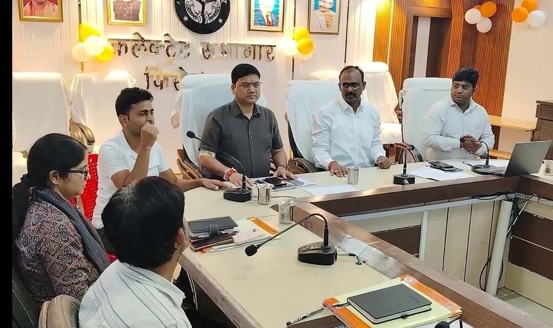 फिरोजाबाद जिलाधिकारी ने दी चेतावनी, 2 दिन में असंतुष्ट फीडबैक न सुधारने पर होगी प्रतिकूल प्रविष्टि की कार्रवाई
फिरोजाबाद के कलेक्ट्रेट सभागार कक्ष में जिलाधिकारी संतोष कुमार शर्मा की अध्यक्षता में आई०जी०आर०एस० (IGRS) एवं जनसुनवाई प्रणाली की समीक्षा बैठक संपन्न हुई। बैठक के दौरान जिलाधिकारी ने अधिकारियों को स्पष्ट और सख्त निर्देश दिए कि जिन विभागों के शिकायती प्रकरणों में असंतुष्ट फीडबैक की स्थिति खराब है, वे 2 दिनों के भीतर इसे हर हाल में सुधारें, अन्यथा दंडात्मक कार्रवाई के लिए तैयार रहें।
शासन की मंशा के अनुरूप पारदर्शिता पर जोर देते हुए जिलाधिकारी ने निर्देश दिए कि जिन विभागों का जन संतोष स्तर 80% से कम होगा, उनसे स्पष्टीकरण मांगा जाएगा और जिनकी स्थिति अत्यधिक खराब पाई जाएगी, उनके जिम्मेदार अधिकारियों के खिलाफ प्रतिकूल प्रविष्टि (Adverse Entry) जारी की जाएगी। समीक्षा में नगर निगम के नगर स्वास्थ्य अधिकारी के पास 65% असंतुष्ट फीडबैक मिलने पर जिलाधिकारी ने कड़ी नाराजगी जताई और 2 दिन के भीतर प्रकरणों के निस्तारण के निर्देश दिए।
जनसुनवाई को शासन की सर्वोच्च प्राथमिकता बताते हुए जिलाधिकारी ने सभी उप जिलाधिकारियों (SDM), तहसीलदारों, खंड विकास अधिकारियों (BDO) तथा नगर निकायों के अधिकारियों को निर्देश दिए कि वे फरियादियों से सीधे संपर्क कर वार्ता करें और असंतुष्ट फीडबैक का समयबद्ध निस्तारण करें। बैठक में मुख्य विकास अधिकारी शत्रोहन वैश्य, अपर जिलाधिकारी (न्यायिक) अरविंद द्विवेदी सहित अन्य प्रशासनिक अधिकारी मौजूद रहे।
#FirozabadNews #Firozabad #IGRS #DM_Firozabad #UPGovt #JanSunwai #AdministrationAction #UPNews #PublicGrievance #FirozabadUpdate