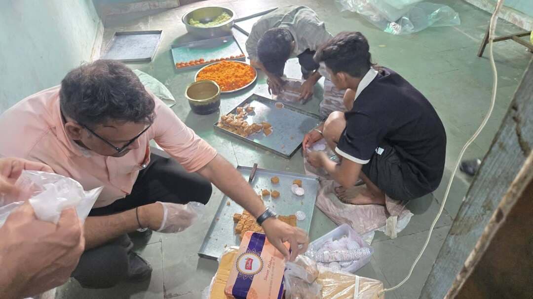 खाद्य सुरक्षा एवं नापतौल विभाग द्वारा बामनिया, राणापुर एवं झाबुआ में संयुक्त जांच
बामनिया में 80 किलोग्राम प्रतिबंधित मिल्क केक जब्त, मिठाइयों के कुल 17 नमूने लिए गए
आगामी त्योहारों के मद्देनजर जिले में मिलावटी एवं संदिग्ध खाद्य पदार्थों के विरुद्ध खाद्य सुरक्षा विभाग द्वारा लगातार जांच एवं कार्रवाई की जा रही है। इसी क्रम में खाद्य सुरक्षा विभाग एवं नापतौल विभाग की संयुक्त टीम द्वारा बामनिया, राणापुर एवं झाबुआ क्षेत्र में विभिन्न खाद्य एवं मिठाई प्रतिष्ठानों की जांच की गई।
मुखबिर से प्राप्त सूचना के आधार पर खाद्य सुरक्षा टीम ने बामनिया स्थित जोधपुर स्वीट्स का निरीक्षण किया। इस दौरान प्रतिबंधित खाद्य पदार्थ मिल्क केक का नमूना जांच के लिए लिया गया तथा लगभग 80 किलोग्राम मिल्क केक जब्त किया गया, जिसकी अनुमानित कीमत 26 हजार 400 रुपये है।
जांच के दौरान प्रतिष्ठानों में खाद्य पदार्थों के निर्माण एवं भंडारण की स्थिति का भी निरीक्षण किया गया। टीम द्वारा बर्फी, हवा मिल्क केक, पेठा, अंजीर बर्फी, मावा, बूंदी लड्डू, पिस्ता बर्फी, केसर बर्फी सहित विभिन्न मिठाइयों के कुल 17 नमूने जांच के लिए लिए गए। इन नमूनों को नियमानुसार गुणवत्ता एवं निर्धारित मानकों की जांच के लिए प्रयोगशाला भेजा जा रहा है। जांच रिपोर्ट प्राप्त होने के पश्चात खाद्य सुरक्षा एवं मानक अधिनियम, 2006 के प्रावधानों के तहत नियमानुसार आगामी कार्रवाई की जाएगी।
संयुक्त कार्रवाई के दौरान नापतौल विभाग द्वारा विधिक मापविज्ञान अधिनियम, 2009 एवं संबंधित नियमों के अंतर्गत प्रतिष्ठानों में उपयोग किए जा रहे तौल उपकरणों की सत्यता एवं शुद्धता की जांच की गई। साथ ही ग्राहकों को विक्रय की जा रही मिठाइयों एवं अन्य वस्तुओं की मात्रा की भी जांच की गई।
बामनिया एवं राणापुर क्षेत्र के मिठाई प्रतिष्ठानों में निर्धारित मात्रा से कम तौल कर मिठाई का विक्रय करने तथा असत्यापित तौल उपकरणों का उपयोग पाए जाने पर संबंधित प्रतिष्ठानों के विरुद्ध विधिक मापविज्ञान अधिनियम, 2009 के प्रावधानों के तहत प्रकरण पंजीबद्ध कर नियमानुसार कार्रवाई की गई।
खाद्य सुरक्षा विभाग ने आमजन से अपील की है कि खाद्य पदार्थ खरीदते समय उनकी गुणवत्ता, पैकिंग, निर्माण एवं उपयोग अवधि की जांच अवश्य करें। किसी भी संदिग्ध अथवा मिलावटी खाद्य पदार्थ की जानकारी मिलने पर विभाग को सूचित करें।
कार्रवाई के दौरान खाद्य सुरक्षा अधिकारी श्री वेलसिंह मोरी एवं श्री राहुल सिंह अलावा तथा नापतौल निरीक्षक श्री सचिन चौहान एवं श्री संजय पांचाल उपस्थित रहे।
Jansampark Madhya Pradesh CM Madhya Pradesh Indore Commissioner General Administration Department, MP #Jhabua #JansamparkMP