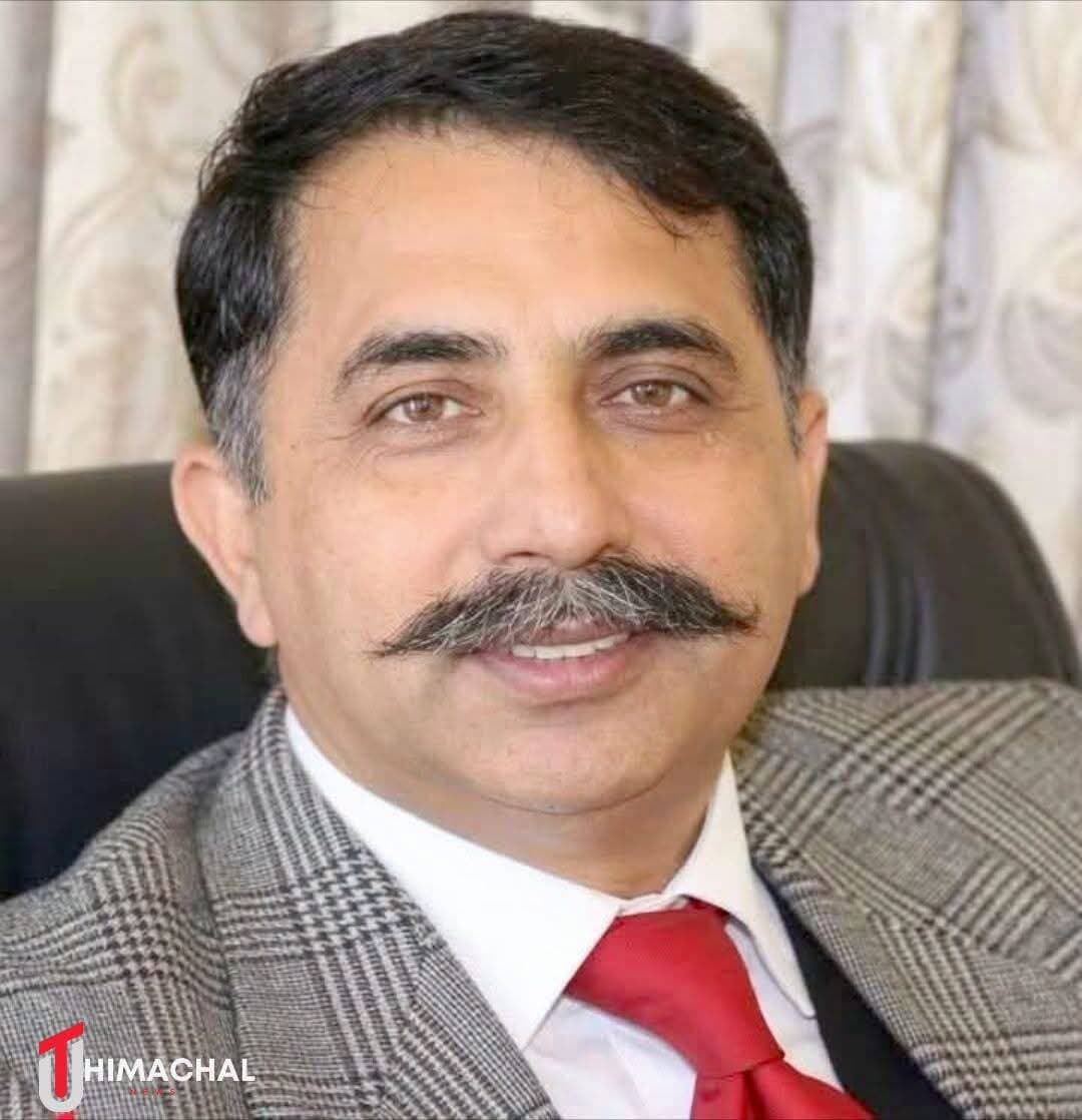 मंडी के चिराग भानु सिंह बने हिमाचल हाईकोर्ट के स्थायी जज ⚖️🇮🇳
मंडी के लिए गर्व का पल!
मंडी जिला से संबंध रखने वाले चिराग भानु सिंह को हिमाचल प्रदेश हाईकोर्ट का स्थायी न्यायाधीश नियुक्त किया गया है। भारत सरकार के कानून एवं न्याय मंत्रालय के न्याय विभाग ने उनकी नियुक्ति को लेकर अधिसूचना जारी कर दी है।
राष्ट्रपति की मंजूरी के बाद हुई यह नियुक्ति संविधान के अनुच्छेद 217(1) के तहत प्रभावी होगी। वह जिस दिन न्यायाधीश पद का कार्यभार संभालेंगे, उसी दिन से नियुक्ति प्रभावी मानी जाएगी।
⚖️ लंबा न्यायिक अनुभव
चिराग भानु सिंह का जन्म 18 दिसंबर 1970 को मंडी में हुआ। उन्होंने वल्लभ पीजी कॉलेज मंडी से स्नातक की पढ़ाई की और वर्ष 1994 में हिमाचल प्रदेश विश्वविद्यालय, शिमला से कानून की डिग्री हासिल की।
उन्होंने न्यायिक एवं कानूनी क्षेत्र में कई महत्वपूर्ण जिम्मेदारियां निभाईं। वर्ष 2003 में डिप्टी एडवोकेट जनरल रहे। वर्ष 2007 में अतिरिक्त जिला एवं सत्र न्यायाधीश नियुक्त हुए।
इसके अलावा वह इंडस्ट्रियल ट्रिब्यूनल-कम-लेबर कोर्ट, प्रिंसिपल सेक्रेटरी (लॉ), हिमाचल प्रदेश ज्यूडिशियल एकेडमी के डायरेक्टर, सुप्रीम कोर्ट में रजिस्ट्रार (ज्यूडिशियल) और हिमाचल हाईकोर्ट में OSD जैसे महत्वपूर्ण पदों पर भी सेवाएं दे चुके हैं।
वह जिला एवं सत्र न्यायाधीश बिलासपुर के साथ-साथ हाल में जिला एवं सत्र न्यायाधीश कांगड़ा, धर्मशाला के पद पर कार्यरत थे।
जून 2026 में सुप्रीम कोर्ट कॉलेजियम ने उनके नाम सहित तीन न्यायिक अधिकारियों के नामों को हाईकोर्ट में नियुक्ति के लिए मंजूरी दी थी। अब केंद्र सरकार की प्रक्रिया और राष्ट्रपति की मंजूरी के बाद उनकी स्थायी नियुक्ति की अधिसूचना जारी हो गई है।
मंडी जिले के लिए यह गौरव का विषय है। चिराग भानु सिंह को नई जिम्मेदारी के लिए हार्दिक बधाई एवं शुभकामनाएं। 💐⚖️
<nis:link nis:type=tag nis:id=uthimachal nis:value=UTHimachal nis:enabled=true nis:link/> <nis:link nis:type=tag nis:id=uniquetodaynews nis:value=UniqueTodayNews nis:enabled=true nis:link/> <nis:link nis:type=tag nis:id=himachalpradesh nis:value=HimachalPradesh nis:enabled=true nis:link/> <nis:link nis:type=tag nis:id=himachalhighcourt nis:value=HimachalHighCourt nis:enabled=true nis:link/> <nis:link nis:type=tag nis:id=chiragbhanusingh nis:value=ChiragBhanuSingh nis:enabled=true nis:link/> <nis:link nis:type=tag nis:id=mandi nis:value=Mandi nis:enabled=true nis:link/> <nis:link nis:type=tag nis:id=highcourtjudge nis:value=HighCourtJudge nis:enabled=true nis:link/> <nis:link nis:type=tag nis:id=himachalnews nis:value=HimachalNews nis:enabled=true nis:link/> <nis:link nis:type=tag nis:id=breakingnews nis:value=BreakingNews nis:enabled=true nis:link/>