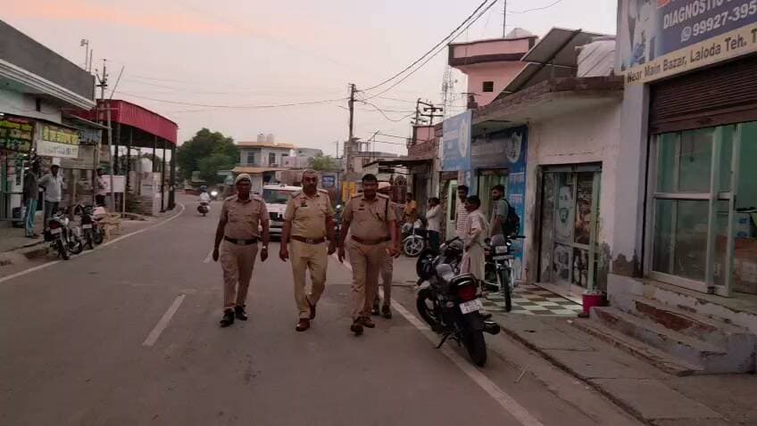 *रक्षाबंधन पर्व को लेकर फतेहाबाद पुलिस ने जिलेभर के बाजारों में की पैदल गश्त*
*– त्योहार की भीड़ को देखते हुए सभी थाना क्षेत्रों के प्रमुख बाजारों में पुलिस ने बढ़ाई निगरानी*
*– पैदल गश्त के दौरान पुलिस ने सुरक्षा व्यवस्था का जायजा लेकर आमजन को दिया सुरक्षित माहौल का भरोसा*
फतेहाबाद, 27 अगस्त। रक्षाबंधन पर्व को ध्यान में रखते हुए फतेहाबाद पुलिस द्वारा जिले में सुरक्षा व्यवस्था को लेकर विशेष सतर्कता बरती जा रही है। त्योहार के मद्देनजर बाजारों में बढ़ रही भीड़ को देखते हुए जिले के सभी थाना क्षेत्रों में पुलिस टीमों द्वारा प्रमुख बाजारों एवं भीड़भाड़ वाले स्थानों पर पैदल गश्त की गई। इस दौरान पुलिस अधिकारियों एवं कर्मचारियों ने बाजारों में घूमकर सुरक्षा व्यवस्था का जायजा लिया तथा संदिग्ध गतिविधियों पर नजर रखी।
*पुलिस अधीक्षक श्रीमती निकिता खट्टर, आईपीएस* के दिशा-निर्देशन में जिले के सभी थाना क्षेत्रों में पुलिस टीमों को विशेष रूप से सक्रिय किया गया है। फतेहाबाद शहर, टोहाना, रतिया, भट्टू कलां, भुना सहित जिले के विभिन्न थाना क्षेत्रों के बाजारों में पुलिस कर्मचारियों ने पैदल गश्त कर दुकानदारों और आमजन से संवाद किया।
पैदल गश्त के दौरान पुलिस टीमों ने बाजारों में आने-जाने वाले लोगों, दुकानों के आसपास की गतिविधियों तथा प्रमुख स्थानों पर सुरक्षा व्यवस्था का निरीक्षण किया। पुलिस द्वारा महिलाओं एवं बच्चों की सुरक्षा को लेकर भी विशेष निगरानी रखी गई। साथ ही बाजारों में यातायात व्यवस्था सुचारू बनाए रखने तथा अनावश्यक जाम की स्थिति उत्पन्न न हो, इसके लिए भी आवश्यक दिशा-निर्देश दिए गए।
पुलिस टीमों ने दुकानदारों एवं आमजन से अपील की कि वे त्योहार के दौरान पुलिस का सहयोग करें और किसी भी प्रकार की संदिग्ध गतिविधि अथवा व्यक्ति दिखाई देने पर तुरंत पुलिस को सूचना दें। भीड़भाड़ वाले बाजारों में लोगों से अपने सामान, मोबाइल फोन, पर्स तथा वाहनों की सुरक्षा को लेकर भी सावधानी बरतने की अपील की गई।
फतेहाबाद पुलिस द्वारा रक्षाबंधन पर्व के दौरान जिलेभर में लगातार निगरानी रखी जा रही है। थाना प्रभारियों को अपने-अपने क्षेत्रों में नियमित गश्त करने तथा प्रमुख बाजारों एवं सार्वजनिक स्थानों पर सुरक्षा व्यवस्था सुनिश्चित करने के निर्देश दिए गए हैं।
फतेहाबाद पुलिस ने आमजन को भरोसा दिलाया कि रक्षाबंधन पर्व को शांतिपूर्ण एवं सुरक्षित वातावरण में संपन्न करवाने के लिए पुलिस पूरी तरह मुस्तैद है। जिलेभर में पुलिस की मौजूदगी एवं निगरानी लगातार जारी रहेगी।