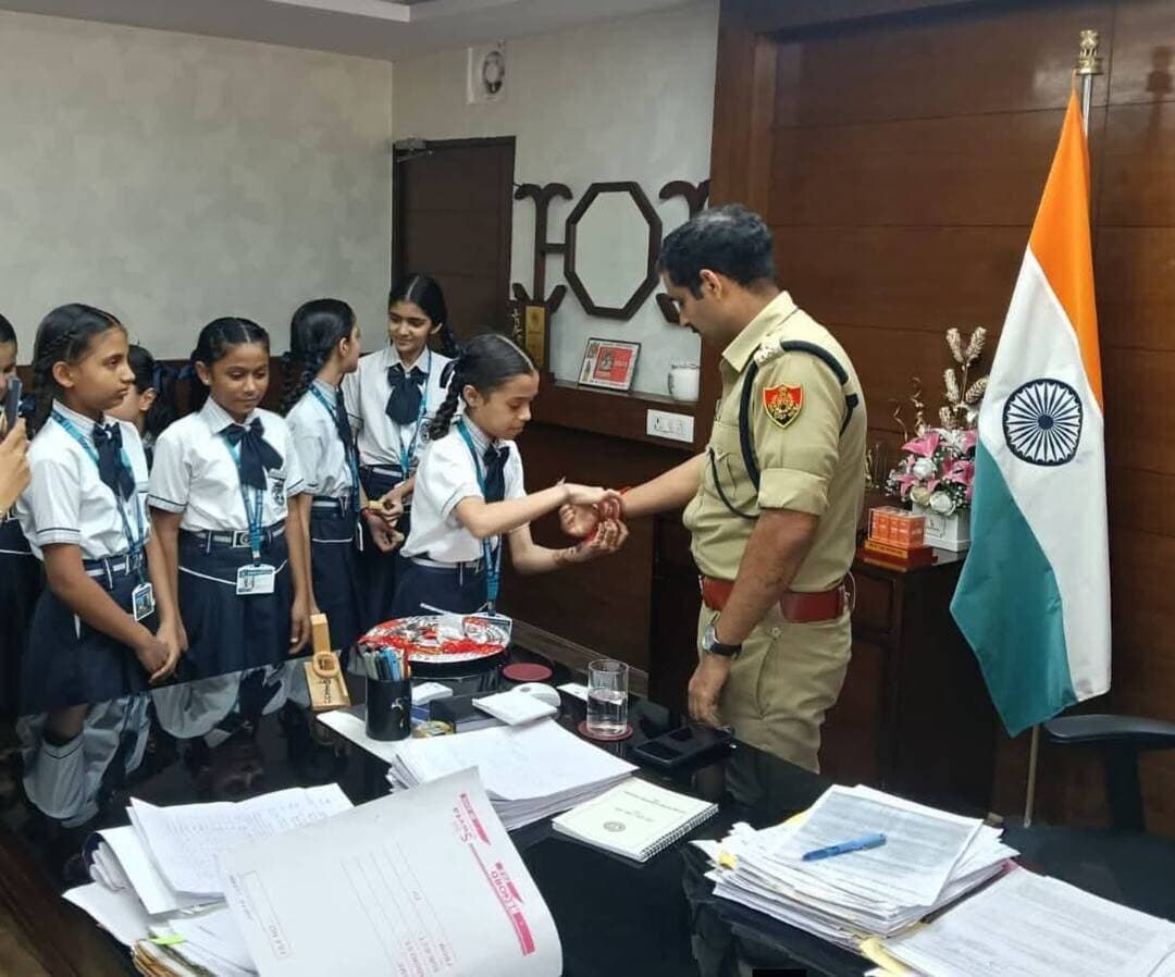 रक्षा बंधन पर नन्हे हाथों से बंधी राखी: अंबाला के पुलिस अधीक्षक श्री अजीत सिंह शेखावत ने लिया सुरक्षा का संकल्प,
रक्षा बंधन के पवित्र त्योहार के अवसर पर आज अंबाला पुलिस अधीक्षक कार्यालय में एक अत्यंत भावनात्मक और प्रेरक दृश्य देखने को मिला, जब मार्निंग ग्लोरी स्कूल (Morning Glory School) के बच्चे पुलिस अधीक्षक को राखी बांधने पहुंचे।
इस विशेष कार्यक्रम में स्कूली बच्चों ने पूरे उत्साह के साथ भाग लिया और पुलिस अधीक्षक श्री अजीत सिंह शेखावत की कलाई पर रंग-बिरंगी राखियां सजाईं। यह पहल कानून और व्यवस्था के रक्षक के प्रति बच्चों के स्नेह, सम्मान और अटूट विश्वास का प्रतीक रही। बच्चों के इस स्नेह से अभिभूत होकर पुलिस अधीक्षक ने सभी बच्चों को 'टोकन ऑफ लव' (उपहार) भेंट किया।
इस अवसर पर अपने विचार साझा करते हुए पुलिस अधीक्षक श्री अजीत सिंह शेखावत ने कहा, "यह मेरे लिए बेहद खास और गर्व का पल है। इन बच्चों का प्यार और विश्वास ही हमारे लिए सबसे बड़ा पुरस्कार है। वर्दी में होने के नाते, हम इन बच्चों और पूरे समाज की सुरक्षा के लिए पूरी तरह प्रतिबद्ध हैं। यह राखी केवल एक धागा नहीं, बल्कि मेरे कंधों पर एक बड़ी जिम्मेदारी का प्रतीक है कि मैं अंबाला के प्रत्येक नागरिक की सुरक्षा सुनिश्चित करूं।"
उन्होंने आगे कहा कि अंबाला पुलिस बल सदैव समाज की सेवा और सुरक्षा के लिए तत्पर है। बच्चों से मिले इस स्नेह ने पुलिस बल के संकल्प को और अधिक मजबूत किया है। पुलिस अधीक्षक ने इन नन्हे रक्षा मित्रों को रक्षा बंधन की हार्दिक शुभकामनाएं देते हुए उनके उज्ज्वल भविष्य की कामना की।
इस प्रकार की पहलें न केवल पुलिस और समुदाय के बीच के संबंधों को प्रगाढ़ करती हैं, बल्कि यह भी दर्शाती हैं कि कानून प्रवर्तन अधिकारी समाज का अभिन्न अंग हैं और आम जनता, विशेषकर बच्चों के साथ उनका रिश्ता आपसी विश्वास और आदर पर आधारित है। इस अवसर पर पुलिस अधीक्षक अंबाला ने सभी अंबाला वासियों को रक्षाबंधन की शुभकामनाएं दी।
Haryana Police