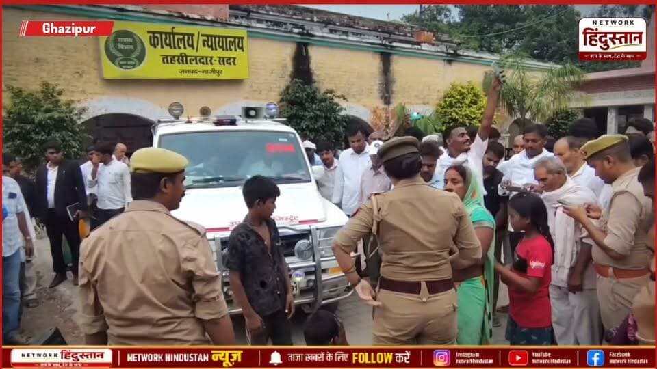 जमीनी विवाद को लेकर फिर भड़का गुस्सा!
कुछ महीने पहले टावर पर चढ़ा पीड़ित व्यक्ति आज सदर एसडीएम कोर्ट के सामने ही एसडीएम की गाड़ी का रास्ता रोककर जमकर विरोध प्रदर्शन करने लगा।
#Ghazipur #SDM #GhazipurNews #GroundReporting #NetworkHindustanNews