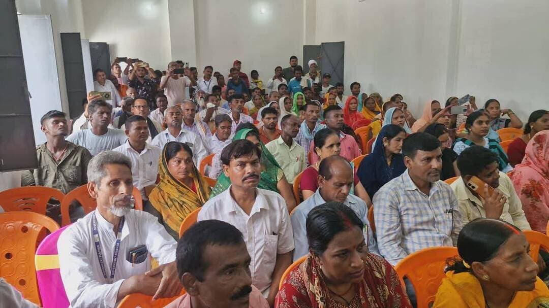 संत रविदास जयंती पर करूप में विकास शिविर आयोजित
रोहतास जिले सासाराम प्रखंड की पंचायत करूप स्थित पंचायत सरकार भवन में श्री गुरु संत रविदास की 650वीं जयंती के अवसर पर विकास शिविर का आयोजन किया गया। कार्यक्रम का शुभारंभ जिला पदाधिकारी, रोहतास ने श्री गुरु संत रविदास के चित्र पर माल्यार्पण एवं दीप प्रज्ज्वलित कर किया।
शिविर में अपर समाहर्ता, जिला कल्याण पदाधिकारी, सहायक निदेशक दिव्यांगजन, विशेष कार्य पदाधिकारी, भूमि सुधार उप समाहर्ता सासाराम, प्रखंड विकास पदाधिकारी सासाराम सहित जनप्रतिनिधि एवं बड़ी संख्या में ग्रामीण उपस्थित रहे।
जिला पदाधिकारी ने शिविर के माध्यम से लोगों को सरकारी योजनाओं का लाभ पहुंचाने के लिए 22 योजनाओं से लाभार्थियों को आच्छादित करने का निर्देश दिया। इस दौरान विभिन्न विभागों द्वारा लोगों की समस्याओं की जानकारी ली गई और पात्र लाभार्थियों को सरकारी सुविधाओं से जोड़ा गया।
विकास शिविर में लाभार्थियों के बीच जन्म प्रमाण पत्र, राशन कार्ड सहित विभिन्न आवश्यक दस्तावेज एवं योजनाओं से संबंधित लाभ का वितरण किया गया। अधिकारियों ने लोगों से सरकारी योजनाओं का लाभ लेने के लिए संबंधित विभागों से संपर्क करने की अपील की।