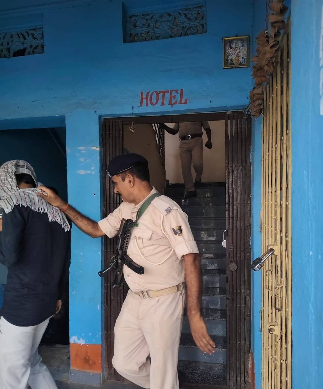 कोचस के आशीर्वाद लॉज में पुलिस की छापेमारी, आधा दर्जन युवक-युवतियां हिरासत में
रोहतास जिले के कोचस नगर पंचायत के स्थानीय बाजार स्थित आशीर्वाद इंटरनेशनल मैरिज हॉल सह लॉज में गुरुवार को पुलिस ने देह व्यापार की सूचना पर छापेमारी की। कार्रवाई के दौरान पुलिस ने करीब आधा दर्जन युवक-युवतियों को हिरासत में लिया। पुलिस की इस कार्रवाई से आसपास के होटल और लॉज संचालकों में भी हड़कंप मच गया। पुलिस के अनुसार, लॉज में देह व्यापार संचालित होने की गुप्त सूचना मिली थी। इसके बाद एसडीपीओ-2 संजीव कुमार के निर्देश पर पुलिस टीम गठित की गई। टीम ने अचानक लॉज में पहुंचकर विभिन्न कमरों की करीब डेढ़ घंटे तक तलाशी ली। इस दौरान कुछ युवक-युवतियों को आपत्तिजनक स्थिति में पाए जाने पर हिरासत में लिया गया।
पुलिस सभी को थाने ले जाकर पूछताछ कर रही है। एसडीपीओ-2 संजीव कुमार ने बताया कि सूचना के आधार पर छापेमारी की गई है। मामले की जांच जारी है। पूछताछ और जांच में सामने आने वाले तथ्यों के आधार पर आगे की कानूनी कार्रवाई की जाएगी।
