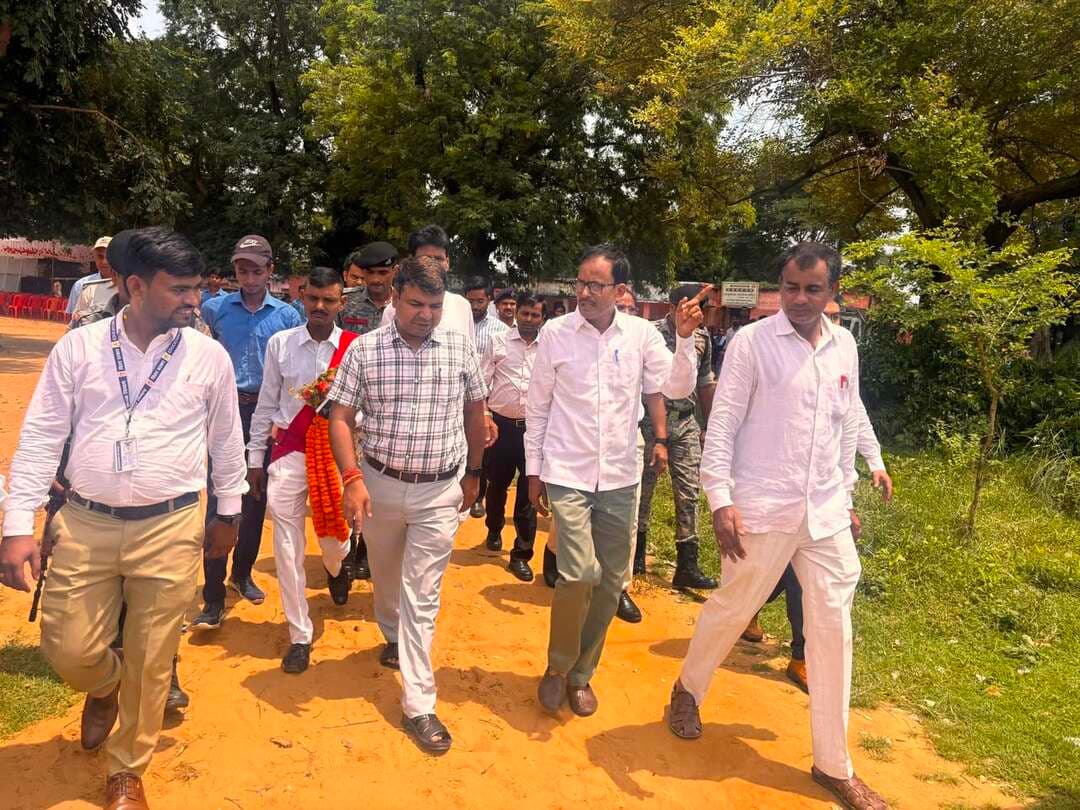 रोहतास जिले के उच्च माध्यमिक विद्यालय भैसहीं के पूर्ववर्ती छात्रों द्वारा विद्यालय में अध्ययनरत छात्र-छात्राओं की सुविधा एवं पठन-पाठन को बेहतर बनाने के उद्देश्य से कम्प्यूटर, इन्वर्टर, प्रिंटर, हैंडपंप सहित लाखों रुपये की आवश्यक सामग्री भेंट की गई।
कार्यक्रम में मुख्य अतिथि के रूप में उपस्थित जिला पदाधिकारी, रोहतास ने ग्रामीणों एवं पूर्ववर्ती छात्रों की पहल की सराहना की। उन्होंने इस कार्य में अग्रणी भूमिका निभाने वाले वरिष्ठ पत्रकार अखिलेश कुमार की प्रशंसा करते हुए कहा कि सरकारी विद्यालयों में सहयोग की यह परंपरा पुनः मजबूत करने की आवश्यकता है। उन्होंने कहा कि सक्षम पूर्ववर्ती छात्रों को अपने विद्यालय के विकास में योगदान देने के लिए आगे आना चाहिए। भैसहीं की यह पहल जिले के अन्य सरकारी विद्यालयों के लिए भी अनुकरणीय है।
इस अवसर पर विद्यालय के लिए सामग्री उपलब्ध कराने वाले रामाकांत राय, ब्रजेश राय, करन कुमार गोलू, लक्ष्मण राय एवं कुशनाथ राय सहित अन्य सहयोगियों को जिला पदाधिकारी द्वारा सम्मानित किया गया। कार्यक्रम की अध्यक्षता वरिष्ठ पत्रकार अखिलेश कुमार ने की। उन्होंने कहा कि प्रत्येक विद्यालय के पूर्ववर्ती छात्रों में कई ऐसे लोग होते हैं, जिनके छोटे-छोटे सहयोग से वर्तमान छात्र-छात्राओं को बड़ी सुविधा मिल सकती है।
कार्यक्रम के दौरान छात्र-छात्राओं द्वारा लगाई गई प्रदर्शनी का जिला पदाधिकारी ने अवलोकन कर सराहना की। धन्यवाद ज्ञापन मध्य विद्यालय के प्रधानाध्यापक विजय कुमार ने किया।
#IPRD
#BiharEducationDepartment
Information & Public Relations Department, Government of Bihar