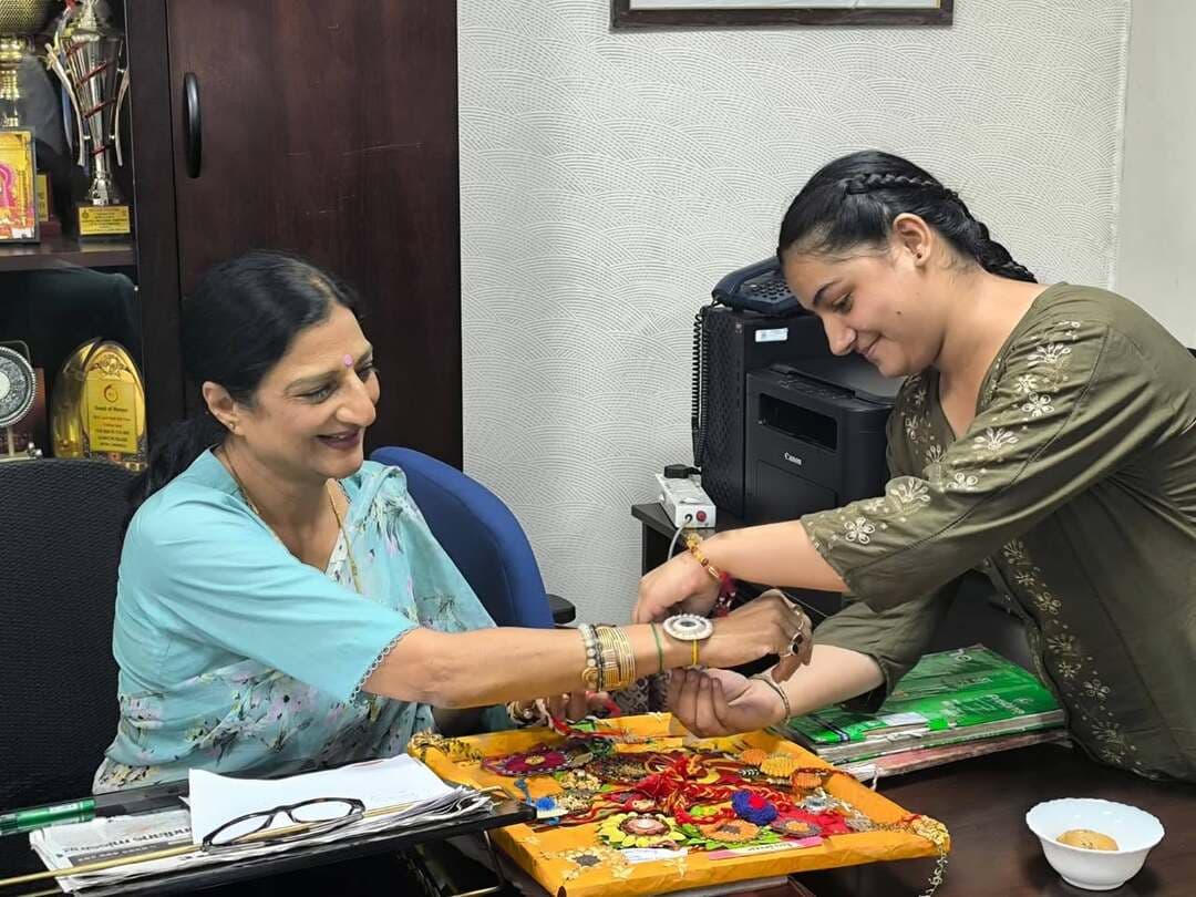 रक्षाबंधन पर छात्राओं ने पुलिसकर्मियों और एनएसएस स्वयंसेवकों ने पेड़ों को बाँधी राखी
पंचकूला 27 अगस्त : रक्षाबंधन के पावन अवसर पर पंचकूला के सेक्टर-1 स्थित गवर्नमेंट पोस्ट ग्रेजुएट कॉलेज में सामाजिक सरोकार, पर्यावरण संरक्षण और जिम्मेदारी का संदेश देते हुए दो विशेष पहल की गईं। कॉलेज की छात्राओं ने सेक्टर-1 पुलिस चौकी के पुलिस कर्मचारियों को कॉलेज परिसर में राखी बाँधकर उनके प्रति सम्मान और कृतज्ञता व्यक्त की, वहीं एनएसएस स्वयंसेवकों ने एक राखी पेड़ के नाम कार्यक्रम के तहत कॉलेज परिसर में पेड़ों को रक्षा सूत्र बाँधकर उनके संरक्षण का संकल्प लिया।
पुलिस कर्मचारियों को बाँधी गई राखियाँ छात्राओं ने स्वयं तैयार की थीं। इन्हें तैयार करने में घरेलू उपयोग की सामग्री तथा प्राकृतिक वस्तुओं का प्रयोग किया गया। इस पहल के माध्यम से विद्यार्थियों ने पर्यावरण-अनुकूल रक्षाबंधन का संदेश देते हुए समाज की सुरक्षा में योगदान देने वाले पुलिसकर्मियों के प्रति सम्मान भी व्यक्त किया।
वहीं, एनएसएस स्वयंसेवकों ने एक राखी पेड़ के नाम कार्यक्रम के अंतर्गत कॉलेज परिसर में स्थित पेड़ों को रक्षा सूत्र बाँधे। स्वयंसेवकों ने पेड़ों की नियमित देखभाल, संरक्षण एवं संवर्धन का संकल्प लिया। उन्होंने संदेश दिया कि जिस प्रकार राखी सुरक्षा और जिम्मेदारी का प्रतीक है, उसी प्रकार पेड़ों को रक्षा सूत्र बाँधना प्रकृति की रक्षा और पर्यावरण के प्रति हमारी जिम्मेदारी का प्रतीक है।
महाविद्यालय की प्राचार्या डॉ. शैलजा छाबड़ा ने दोनों पहलों की सराहना करते हुए कहा कि रक्षाबंधन को सामाजिक सेवा और पर्यावरण संरक्षण से जोड़ना विद्यार्थियों में संवेदनशीलता, जिम्मेदारी और मानवीय मूल्यों को विकसित करने का प्रभावी माध्यम है। उन्होंने कहा कि पुलिसकर्मी समाज की सुरक्षा के लिए निरंतर सेवाएँ देते हैं, जबकि पेड़ हमारे पर्यावरण और जीवन की सुरक्षा करते हैं। इसलिए दोनों के प्रति सम्मान और संरक्षण का संकल्प रक्षाबंधन की भावना को और व्यापक बनाता है।
इन दोनों कार्यक्रमों का आयोजन इन्क्यूबेटर सेल की संयोजक डॉ खुशबू, डॉ सुमन बाला इको क्लब की संयोजक डॉ नीलम मण्डल, एनएसएस कार्यक्रम अधिकारी डॉ अनिल कुमार पाण्डेय और कृति के नेतृत्व में किया गया। डॉ पाण्डेय ने स्वयंसेवकों को रक्षाबंधन के पर्व को पर्यावरण संरक्षण और सामाजिक जिम्मेदारी से जोड़ने के लिए प्रेरित किया तथा कहा कि प्रकृति की रक्षा केवल एक दिन का संकल्प नहीं, बल्कि निरंतर निभाई जाने वाली जिम्मेदारी है।