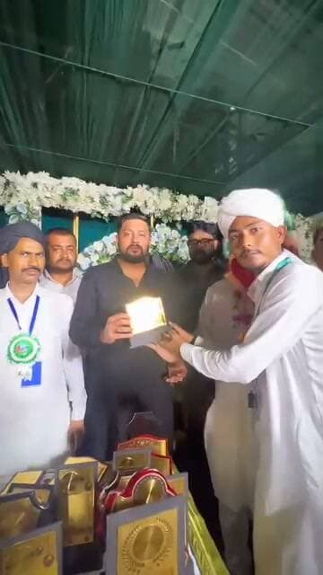 ईद मिलाद-उन-नबी के जश्न में गंगा-जमुनी तहजीब की मिसाल, समाजसेवी दिलीप सिंह गौर 'लाल' का सम्मान
*बांदा।* ईद मिलाद-उन-नबी के मुबारक मौके पर आयोजित कार्यक्रमों को सफल बनाने वाली तमाम कमेटियों और वालंटियर्स का तहे दिल से शुक्रिया अदा किया गया। बारिश के बावजूद मंच पर जिस अनुशासन और खिदमत के साथ कार्यक्रम संपन्न हुए, वह काबिले तारीफ रहा।
इसी मौके पर आयोजित एक सम्मान समारोह में प्रसिद्ध समाजसेवी *दिलीप सिंह गौर (लाल)* को विशेष रूप से सम्मानित किया गया। फूलों से सजे मंच पर आयोजकों ने उन्हें हरे रंग का स्मृति चिन्ह भेंट कर सम्मानित किया। इस दौरान मंच पर मौजूद सभी ने आपसी भाईचारे का पैगाम दिया।
समाजसेवा के क्षेत्र में दिलीप सिंह गौर 'लाल' ने एक अलग पहचान बनाई है। हर जाति और हर धर्म के लोगों में उनका बराबर प्रेम और सम्मान है। हिंदू-मुस्लिम एकता को लेकर उनके द्वारा किए गए कार्य हमेशा चर्चा में रहते हैं। ईद के इस पावन अवसर पर भी उन्होंने सभी समुदायों को एक साथ जोड़ने का काम किया।
कार्यक्रम के आयोजकों ने कहा कि लाल भाई जैसे समाजसेवी ही बांदा की गंगा-जमुनी तहजीब को जिंदा रखे हुए हैं। बारिश के बीच भी उनका उत्साह और सेवा भाव कम नहीं हुआ।