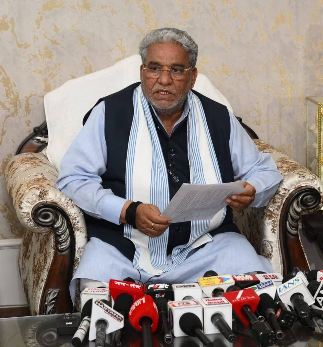 मेघवाल समाज को लेकर मुख्यमंत्री ने नहीं की कोई घोषणा, यह विषय केंद्र सरकार के अधिकार क्षेत्र में : कृष्ण लाल पंवार
चंडीगढ़, 27 अगस्त — हरियाणा के विकास एवं पंचायत तथा खनन मंत्री श्री कृष्ण लाल पंवार ने आज चंडीगढ़ स्थित अपने आवास पर एक प्रेस वार्ता को संबोधित करते हुए कहा कि मुख्यमंत्री श्री नायब सिंह सैनी की अध्यक्षता में मेघवाल उत्थान समिति द्वारा आयोजित कार्यक्रम में वे शामिल हुए थे। कार्यक्रम के दौरान समिति की ओर से मुख्यमंत्री को मांग-पत्र सौंपा गया था।
श्री पंवार ने स्पष्ट किया कि मांग-पत्र में मेघवाल समाज की ओर से मांग रखी गई थी कि चमार जाति के लोग ‘मेघवाल’ शब्द को अपनाना चाहते हैं और अनुसूचित जाति के स्थान पर ‘मेघवाल’ शब्द का प्रयोग कर सकें। मुख्यमंत्री श्री नायब सिंह सैनी ने स्पष्ट रूप से कहा था कि यह विषय उनके अधिकार क्षेत्र से बाहर है और इस संबंध में निर्णय केंद्र सरकार द्वारा लिया जाएगा। मुख्यमंत्री ने इस संबंध में कोई घोषणा नहीं की थी।
उन्होंने कहा कि कुछ लोगों द्वारा यह प्रचार किया जा रहा है कि मुख्यमंत्री ने मेघवाल शब्द को लेकर कोई घोषणा की है, जबकि ऐसा नहीं है। मुख्यमंत्री की ऐसी कोई घोषणा नहीं थी और न ही उनकी ऐसी कोई मंशा थी। उन्होंने कहा कि मुख्यमंत्री श्री नायब सिंह सैनी चमार समाज और मेघवाल समाज सहित सभी समाजों का सम्मान करते हैं और सभी के उत्थान के लिए कार्य कर रहे हैं।
श्री कृष्ण लाल पंवार ने कहा कि संत शिरोमणि गुरु रविदास जी के 650वें प्रकाश पर्व को लेकर हरियाणा सरकार ने तैयारियां शुरू कर दी हैं। 29 जुलाई को हरियाणा का प्रतिनिधिमंडल वाराणसी में आयोजित धार्मिक एवं आध्यात्मिक कार्यक्रमों में शामिल हुआ तथा गुरु रविदास जी की जन्मस्थली की पावन मिट्टी से सुशोभित कलश प्राप्त किया। 30 जुलाई की सायंकाल यह पावन कलश यात्रा गुरुग्राम के सिरहौल बॉर्डर पहुंची, जहां भव्य स्वागत के बाद इसे श्री शीतला माता मंदिर में स्थापित किया गया। 4 अगस्त को पावन मिट्टी हरियाणा के सभी 27 संगठनात्मक जिलों के जिला अध्यक्षों एवं सामाजिक प्रतिनिधियों को प्रदान की गई। इसके बाद यह पावन मिट्टी गांव-गांव तक यात्रा के माध्यम से पहुंचाई जाएगी।
उन्होंने कहा कि वर्ष 2027 में गुरु रविदास जी का 650वां प्रकाश पर्व पूरे हरियाणा में भव्य एवं गरिमामय ढंग से मनाया जाएगा। इसके लिए राज्य सरकार उच्च स्तरीय समिति का गठन करेगी और ‘समरसता संकल्प अभियान’ के माध्यम से गुरु रविदास जी के समरसता, समानता, सामाजिक न्याय एवं मानव कल्याण के संदेश को जन-जन तक पहुंचाया जाएगा।
श्री पंवार ने कहा कि प्रधानमंत्री श्री नरेंद्र मोदी के नेतृत्व में संत रविदास जी की जयंती सहित महापुरुषों की जयंती को पूरे सम्मान के साथ मनाया जा रहा है। उन्होंने कहा कि मुख्यमंत्री श्री नायब सिंह सैनी ने 14 अप्रैल को भारत रत्न डॉ. भीमराव अंबेडकर की जयंती भी पूरे सम्मान के साथ मनाई थी और मुख्यमंत्री सभी महापुरुषों के प्रति आस्था एवं सम्मान रखते हैं।
कांग्रेस द्वारा विधानसभा में काले कपड़े पहनकर किए गए प्रदर्शन पर प्रतिक्रिया देते हुए श्री पंवार ने कहा कि विपक्ष को ऐसे विरोध-प्रदर्शन करने के बजाय प्रदेश और हरियाणा की जनता के हित में सकारात्मक सुझाव देने चाहिए। सरकार हर मुद्दे पर चर्चा के लिए तैयार है। उन्होंने कांग्रेस के प्रदर्शन की निंदा करते हुए कहा कि विधानसभा में सदन की गरिमा और स्पीकर के निर्णय का सम्मान किया जाना चाहिए।
उन्होंने कहा कि कांग्रेसी विधायक जरनैल सिंह वर्ष 1984 में हुए दंगों का विरोध कर रहे थे। इसी दौरान कांग्रेस के एक विधायक ने उनका वह कागज फाड़कर फेंक दिया। उन्होंने कहा कि यह केवल एक कागज नहीं था, बल्कि देश और समाज की भावनाओं से जुड़ा विषय था। ऐसे संवेदनशील मामलों में सभी राजनीतिक दलों को देश और समाज की भावनाओं का सम्मान करना चाहिए।
श्री पंवार ने विधानसभा परिसर में हुए घटनाक्रम के संबंध में कहा कि सदन में स्पीकर का फैसला मान्य होता है और सभी सदस्यों को उसका सम्मान करना चाहिए। उन्होंने कहा कि सामने आई वीडियो में नेता प्रतिपक्ष श्री भूपेंद्र सिंह हुड्डा पुलिस कर्मचारियों के साथ कथित तौर पर बदतमीजी करते हुए दिखाई दे रहे हैं। विपक्ष को मर्यादा बनाए रखते हुए लोकतांत्रिक तरीके से अपनी बात रखनी चाहिए।