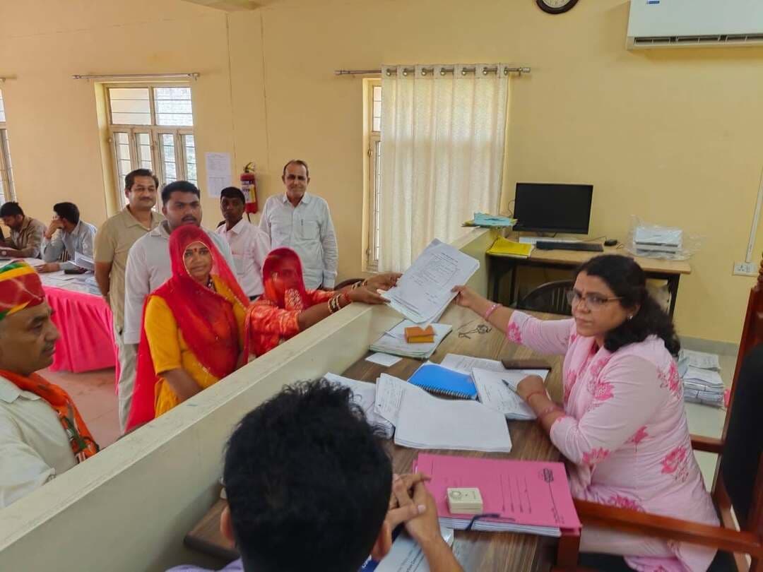 बालेसर कस्बे में निकाय चुनाव के लिए आज से नामांकन प्रक्रिया शुरू हो गई हैं। लेकिन पहले दिन प्रत्याशियों में खास उत्साह नजर नहीं आया। पहले दिन सिर्फ एक नामांकन फॉर्म जमा हुआ। जिसे भाजपा से वार्ड संख्या 18 से महिला प्रत्याशी ने दाखिल किया। वहीं, नामांकन को लेकर करीब 157 आवेदन फॉर्म बिक चुके हैं। बालेसर नगरपालिका के 25 वाडों से उम्मीदवारों के लिए उपखंड कार्यालय में नामांकन जमा किए गए। हालांकि, पहले दिन नामांकन पत्र लेने वाले लोगों की संख्या ज्यादा रही। रिर्टनिंग अधिकारी एवं उपखंड अधिकारी बालेसर सुमन राठौड़ ने बताया कि प्रथम दिन एक नामांकन नीतू सांखला पत्नी सुरेश सांखला ने वार्ड संख्या 18 से जमा करवाया । अब तक कुल 157 नामाकंन फार्म बिक चुके है। 28 अगस्त को रक्षा बंधन का अवकाश रहेगा अब 29 अगस्त को साढे दस बजे से नामाकंन जमा होेंगें।