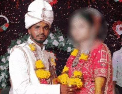 पत्नी को प्रेमी के साथ पकड़ा, तुरंत शादी करवाई: झांसी में पति ने प्रेमी को कपड़े तक नहीं पहनने दिए, मांग भरवाकर वरमाला पहनवाई
झांसी में पत्नी को प्रेमी के साथ पकड़ने के बाद पति ने दोनों की तुरंत शादी करा दी। पति ने प्रेमी को कपड़े पहनने तक का मौका नहीं दिया। प्रेमी से पत्नी की मांग में सिंदूर भरवाया। इसके बाद दोनों ने एक-दूसरे को वरमाला पहनाई। पत्नी ने प्रेमी के पैर छूकर आशीर्वाद लिया।
मामला जिला मुख्यालय से 28 किमी दूर चिरगांव थाना क्षेत्र का है। 23 अगस्त को पति ने पत्नी और उसके प्रेमी को कमरे में पकड़ा था। दोनों की शादी का वीडियो गुरुवार को सामने आया।
पति के मुताबिक, उसकी शादी जून 2026 में हुई थी। आरोप लगाया कि शादी के बाद से ही पत्नी उसे नींद की गोलियां देती थी। उसके सोने के बाद वह प्रेमी से मोबाइल पर बात करती थी।
तालाबपुरा मोहल्ला में रहने वाले राजेश प्रजापति ने बताया-मेरी शादी 24 जून को दतिया के भांडेर क्षेत्र की अभिलाषा से हुई थी। शादी के करीब एक महीने बाद पत्नी के व्यवहार पर शक होने लगा। पत्नी मुझे नींद की गोलियां देती थी। सोने के बाद प्रेमी से मोबाइल पर बात करती थी।
राजेश का आरोप है कि 19 अगस्त को घर के जेवर भी गायब हो गए। उसने पत्नी से पूछताछ की, लेकिन वह कोई जवाब नहीं दे सकी। बाद में उसे पता चला कि पत्नी ने कुछ जेवर अपने प्रेमी को दे दिए थे।
मामा का एक्सीडेंट हुआ, घर पहुंचा तो खुला राज
राजेश ने बताया कि 23 अगस्त को उसके मामा का एक्सीडेंट हो गया था। वह पत्नी को घर पर छोड़कर झांसी मेडिकल कॉलेज गया। दोपहर करीब 2 बजे लौटने पर घर का दरवाजा अंदर से बंद मिला। शक होने पर वह छत के रास्ते घर में दाखिल हुआ।
पत्नी और प्रेमी कमरे में मिले। उसने दोनों के फोटो-वीडियो बना लिए। इसी दौरान दोनों ने उसे देख लिया। पकड़कर धक्का दे दिया। वह किसी तरह खुद को छुड़ाकर बाहर आया और शोर मचाया। आसपास के लोग मौके पर पहुंचे, जिसके बाद पुलिस को सूचना दी।
मौके पर पहुंचे लोगों ने फूल और सिंदूर मंगवाया। दोनों की शादी करा दी। पुलिस दोनों को थाने ले गई। पति का आरोप है कि प्रेमी के खिलाफ सिर्फ शांतिभंग की कार्रवाई की।जबकि उसकी पत्नी को भी छोड़ दिया।
