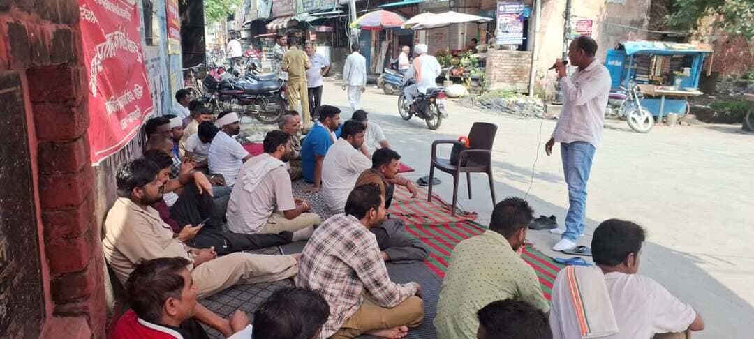 आज दिनांक 27 अगस्त 2026 को नगर पालिका कर्मचारी संघ हरियाणा संबंधित सर्व कर्मचारी संघ हरियाणा राज्य कमेटी के आवाहन पर नगर निगम यमनानगर जॉन जगाधरी में 22 वें दिन भी हडताल की गर्ड जिसकी अध्यक्षता जोन जगाधरी के प्रधान प्रशांत ने की व मंच का संचालन साचिव मुकेश कुमार ने किया। नगर पालिका कर्मेचारी संघ हरियाणा संबंधित सर्व कर्मचारी संघ हरियाणा नगर निगम यमुनानगर जॉन जगाधरी के प्रधान प्रशांत सचिव मुकेश कुमार ने अपने सयुक्त बयान में प्रेस को बताया कि संघ व सरकार के बीच 13 मर्ड 2026 को समझौता हुआ था लेकिन सरकार अपना अडियल रवेया अपनाया हुए हैं जिससे कर्मचारियों में भारी नाराजगी है सरकार आम जनता को गुमराह करने के लिए अखबारों के माध्यम से व टीवी चैनलौ के माध्यम से प्रचार कर रही है कि हमने सभी मांगे मान ली है लेकिन आज तक किसी भी मांग पर सहमति नही बनी है कर्मचारियों की समस्याओं को हल करने की बजाय उल्टा कर्मचारियो पर दमनकारी नीतियां अपनाई हई है। हमारी मुख्य मांगे इस प्रकार है कि कच्चे कर्मचारियों को पक्का करो. ठेका प्रथा कंद करो, ठेके पर लगे कर्मचारियों को विभाग के रोल पर किया जाए, पुरानी पेंशन स्कीम बहाल करो एक्स ग्रेशिया पॉलिसी पूर्ण रूप से बहाल करो आदि। मौके पर जिन पदाधिकारी ने कर्मचारियों को संबोधित किया उनमें संजीव, अंकुर, विकास कोतरखाना, विपिन, संदीप आदि मौजूद रहे।