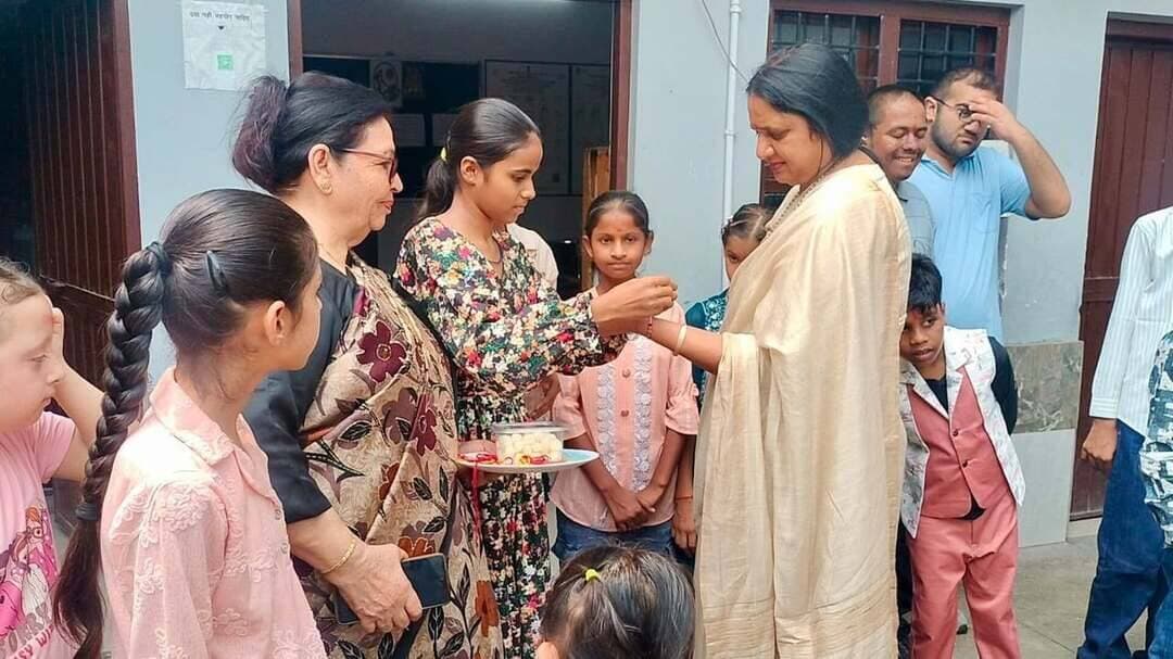 बच्चे भगवान का रूप हैं, मन को छू जाता है इनका निश्छल प्रेम - सुमन बहमनी
उत्थान संस्थान में विशेष बच्चों संग मेयर ने मनाया रक्षाबंधन
यमुनानगर। रक्षाबंधन के पावन पर्व पर उत्थान संस्थान में विशेष बच्चों के साथ स्नेह, अपनत्व और खुशियों से भरा माहौल देखने को मिला। नगर निगम महापौर सुमन बहमनी ने उत्थान संस्थान पहुंचकर विशेष (दिव्यांग) बच्चों के साथ रक्षाबंधन का पर्व मनाया। बच्चों ने महापौर की कलाई पर राखी बांधी और महापौर ने बच्चों को स्नेहपूर्वक आशीर्वाद देते हुए उनके साथ खुशियां साझा की। उत्थान संस्थान में मनाया गया यह रक्षाबंधन समारोह प्रेम, सम्मान, समानता और मानवीय संवेदनाओं का सुंदर संदेश दे गया।
महापौर सुमन बहमनी ने कहा कि बच्चे भगवान का रूप होते हैं। इन मासूम बच्चों के बीच आकर रक्षाबंधन मनाना मेरे लिए सौभाग्य की बात है। इनके चेहरे की मुस्कान, इनका निश्छल प्रेम और अपनापन मन को छू जाता है।”
उन्होंने कहा कि विशेष बच्चे समाज का अभिन्न हिस्सा हैं। हमें इन्हें दया नहीं, बल्कि सम्मान, समान अवसर और आत्मविश्वास देना चाहिए। इन बच्चों में अद्भुत प्रतिभा और क्षमताएं हैं। जरूरत है तो केवल उन्हें समझने, प्रोत्साहित करने और आगे बढ़ने के अवसर देने की।
महापौर ने उत्थान की निदेशक अंजू वाजपेयी एवं डॉ. प्रमोद वाजपेयी द्वारा विशेष बच्चों के लिए किए जा रहे कार्यों की सराहना करते हुए कहा कि संस्थान बच्चों की देखभाल के साथ-साथ उन्हें शिक्षा, संस्कार, आत्मनिर्भरता और समाज की मुख्यधारा से जोड़ने का सराहनीय कार्य कर रहा है। ऐसे संस्थान समाज में संवेदनशीलता और मानवता की भावना को मजबूत करने का काम करते हैं।
महापौर ने बच्चों के साथ काफी समय बिताया और उनकी गतिविधियों को करीब से जाना। उन्होंने कहा कि इन बच्चों के साथ बिताया हर पल अपने आप में एक सीख है। समाज को इन बच्चों की क्षमताओं को पहचानते हुए उन्हें आगे बढ़ने का पूरा अवसर देना चाहिए।
इस दौरान बच्चों के चेहरे पर रक्षाबंधन की खुशी और उत्साह साफ नजर आया। महापौर ने सभी बच्चों को पर्व की शुभकामनाएं देते हुए उनके उज्ज्वल भविष्य की कामना की और कहा कि इन बच्चों की मुस्कान ही सबसे बड़ा आशीर्वाद है।
फोटो कैप्शन -
उत्थान संस्थान में मेयर को राखी बांधते बच्चे।
मेयर को सम्मानित करती उत्थान संस्थान की निदेशक अंजू वाजपेयी एवं डॉ. प्रमोद वाजपेयी।