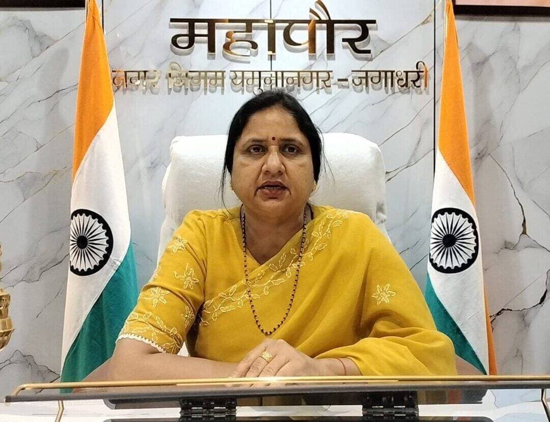 पीएम स्वनिधि के तहत एक सितंबर में लगेंगे लोक कल्याण मेले, रेहड़ी-पटरी संचालकों को मिलेगा योजनाओं का लाभ
कन्हैया चौक स्थित नगर निगम कार्यालय में 30 सितम्बर तक लगेगा लोक कल्याण मेला
यमुनानगर। प्रधानमंत्री स्वनिधि योजना के तहत रेहड़ी-पटरी संचालकों एवं छोटे कारोबारियों को विभिन्न सरकारी योजनाओं का लाभ दिलाने के उद्देश्य से नगर निगम द्वारा 1 सितंबर से 30 सितंबर 2026 तक लोक कल्याण मेले का आयोजन किया जाएगा। यह आयोजन कन्हैया साहिब चौक स्थित नगर निगम कार्यालय में होगा। यह जानकारी मेयर सुमन बहमनी और निगम आयुक्त महाबीर प्रसाद ने दी।
उन्होंने बताया कि लोक कल्याण मेले के माध्यम से पीएम स्वनिधि योजना के तहत नए आवेदनों को बढ़ावा देने के साथ-साथ पहले से स्वीकृत ऋण आवेदनों का वितरण सुनिश्चित किया जाएगा। बैंक स्तर पर लंबित आवेदनों तथा ‘बैंक द्वारा वापस किए गए’ आवेदनों को भी प्राथमिकता के आधार पर निपटाने का प्रयास किया जाएगा। इसके अलावा, जिन स्ट्रीट वेंडर्स ने अपना दूसरा ऋण चुका दिया है, उन्हें क्रेडिट कार्ड के लिए आवेदन करने के लिए प्रोत्साहित किया जाएगा।
उन्होंने कहा कि अभियान के दौरान निष्क्रिय लाभार्थियों को डिजिटल रूप से जोड़ने, स्ट्रीट वेंडर्स को प्रशिक्षण देने तथा छूटे हुए लाभार्थियों और उनके परिवारों का सामाजिक-आर्थिक प्रोफाइल तैयार करने पर भी विशेष ध्यान दिया जाएगा। प्रशिक्षण में खाद्य सुरक्षा से संबंधित जानकारी देने के लिए एफएसएसएआई के साथ समन्वय किया जाएगा। उन्होंने कहा कि नगर निगम का प्रयास है कि सरकार की जनकल्याणकारी योजनाओं का लाभ पात्र लोगों तक आसानी से पहुंचे और कोई भी जरूरतमंद व्यक्ति योजनाओं से वंचित न रहे। उन्होंने रेहड़ी-पटरी संचालकों से अपील की कि वे मेले में पहुंचकर योजनाओं की जानकारी लें और उपलब्ध सुविधाओं का लाभ उठाएं।
------------
इन योजनाओं का मिलेगा लाभ -
मेयर ने बताया कि लोक कल्याण मेले में पीएम सुरक्षा बीमा योजना, पीएम जीवन ज्योति बीमा योजना, वन नेशन वन राशन कार्ड, पीएम श्रम योगी मानधन योजना, पीएम जनधन योजना, भवन एवं अन्य सन्निर्माण कर्मकार पंजीकरण, जननी सुरक्षा योजना तथा पीएम मातृ वंदना योजना जैसी योजनाओं से पात्र लोगों को जोड़ा जाएगा और पात्र लोगों को इन योजनाओं का लाभ दिया जाएगा।
-----------
स्ट्रीट वेंडर्स को आर्थिक रूप से आत्मनिर्भर बनाने में सहयोग कर रह निगम -
मेयर ने कहा कि नगर निगम प्रशासन का उद्देश्य केवल ऋण सुविधा उपलब्ध कराना नहीं, बल्कि स्ट्रीट वेंडर्स को सामाजिक सुरक्षा, डिजिटल सशक्तीकरण और आर्थिक रूप से आत्मनिर्भर बनाने की दिशा में प्रभावी सहयोग देना है।
फोटो कैप्शन - जानकारी देती मेयर सुमन बहमनी
जानकारी देते नगर निगम आयुक्त महाबीर प्रसाद।
कन्हैया चौक स्थित
नगर निगम कार्यालय का दृश्य।