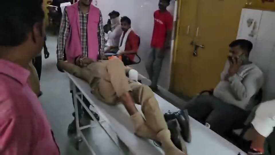 कानपुर देहात: SP कार्यालय की छत से कूदे सिपाही अंकित देशवाल, हालत गंभीर!
माती मुख्यालय स्थित SP कार्यालय परिसर में उस समय हड़कंप मच गया, जब लाइन हाजिर चल रहे सिपाही अंकित देशवाल ने अचानक इमारत की छत से छलांग लगा दी।
साइबर कॉप की पहचान: बेहतरीन काम करने वाले सिपाही अंकित विभागीय कार्रवाई से नाराज चल रहे थे।
असंतोष का माहौल: कदम उठाने से पहले वे सोशल मीडिया पर अधिकारियों के खिलाफ लगातार अपनी बात रख रहे थे।
चिकित्सीय स्थिति: प्राथमिक इलाज के बाद गंभीर हालत में कानपुर रेफर, जांच जारी।
📲 शेयर करें: खबर को आगे बढ़ाने के लिए रीपोस्ट और शेयर करें!
#KanpurDehat #UPPolice #AnkitDeshwal #BreakingNews #ViralNews #UPNews #PoliceUpdate @UPPolice @KanpurDehatPolice