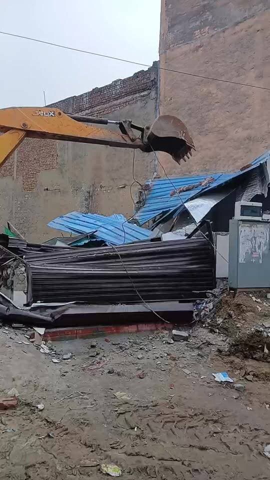 नगर निगम का बड़ा एक्शन...
अवैध बताकर दुकान ढहाई
GM नगर में हाई-वोल्टेज ड्रामा
#Sgmnagar
#jcb
#faridabad
#voiceoffaridabad
#Voiceoffreedom