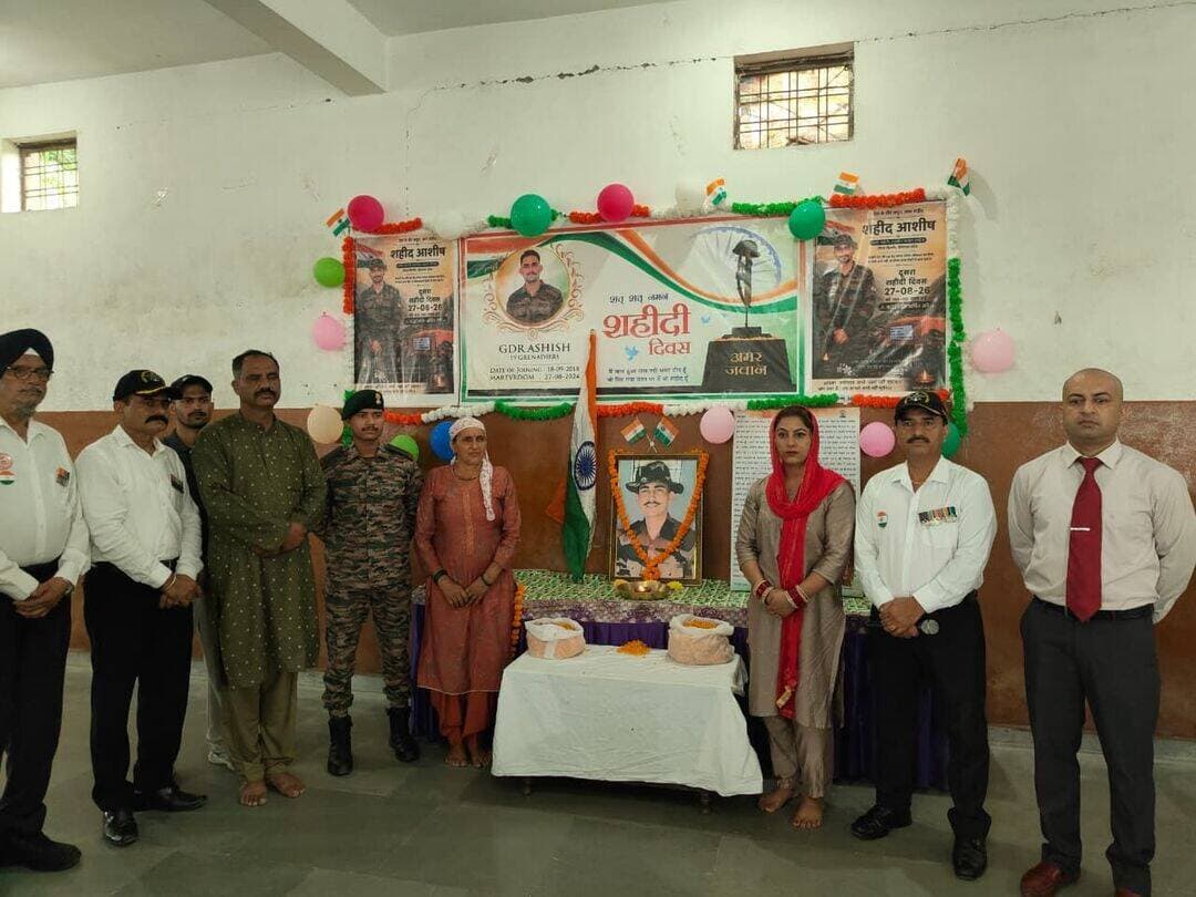 गिरीपार के भरली गांव में वीर सपूत आशीष के शहीदी दिवस पर श्रद्धांजलि सभा का आयोजन
सिरमौर के गिरीपार क्षेत्र आंजभोज के भरली गांव के वीर सपूत आशीष कुमार के शहीदी दिवस पर पैतृक गांव के सामुदायिक भवन में श्रद्धांजली सभा का आयोजन किया गया। जिसमें भूतपूर्व सैनिक संगठन पांवटा साहिब एवं शिलाई क्षेत्र तथा पूर्व सैनिक संगठन आंजभोज व 19 ग्रेनेडियर बटालियन के जवानों और परिवार व गांव के समस्त जनों एवं विधालय के विधार्थियों ने अमर शहीद आशीष को श्रद्धासुमन अर्पित कर उन्हें भावभीनी श्रद्धांजलि अर्पित की। इस कड़ी में सर्वप्रथम राष्ट्रगान एवं मौन तदोपरांत उपस्थित सभी लोगों ने पुष्पांजलि अर्पित की। सर्वप्रथम शाहीद की माता संतरो देवी और पिता मंगी राम, बहन पूजा, भाई राहुल ने पुष्प अर्पित कर शहीद आशीष को नम आंखों से श्रद्धांजलि अर्पित की। उसके उपरांत क्षेत्र के अन्य शहीद रविंद्र के पिता सुंदर सिंह, शहीद समीर के माता कमला देवी व शहीद राजेंद्र के भाई रंगीलाल के अलावा संगठन के अध्यक्ष करनैल सिंह एवं लेफ्टिनेंट कर्नल अनूप तोमर तथा समस्त लोगों ने पुष्पांजलि अर्पित की। 19 ग्रेनेडियर बटालियन से विशेष रूप से आये जवानों तथा संगठन के अध्यक्ष करनैल सिंह व श्याम लाल एवं साथियों ने शहीद के माता पिता का अंगवस्त्र से सम्मान किया।
बताते चलें कि आशीष कुमार 19 ग्रेनेडियर बटालियन के अधीन अरूणाचल प्रदेश में सेवारत थे। 27 अगस्त 2024 को "ऑपरेशन अलर्ट" के दौरान अपने कर्तव्यों का पालन करते हुए और वीरता का परिचय देते हुए देश को अपना सर्वोच्च बलिदान दिया।
संनद रहे कि गत वर्ष माता संतरो देवी अपने बेटे के सिर पर सेहरा बांधने का सपने देख रही थी। उन्हें क्या पता था की होनी को कुछ और ही मंजूर था। बेटे की शहादत की खबर के साथ उनका यह सपना टूट गया। शहादत की खबर सुनते ही माता और परिवार पर दुखों का पहाड़ टुट पड़ा। किंतु माता - पिता, भाई - बहन, परिवार, समस्त ग्राम व क्षेत्रवासियों को अपने लाल की शहादत पर गर्व है। इस मौके पर शहीद के माता पिता व बहन तथा नवयुवक मंडल भरली ने राजकीय प्राथमिक विद्यालय भरली के छात्रों को स्कूल ट्रैकसूट एंव पठन सामग्री वितरित की। भूतपूर्व सैनिक सगंठन पांवटा साहिब व शिलाई क्षेत्र के पदाधिकारियों ने उपस्थित सभी नौजवानों से नशे से दूर रहने व राष्ट्र के प्रति समर्पित होकर काम करने की अपील की तथा देश के लिए हमेशा मर-मिटने की बात की।
इस मौके पर आशीष की माता श्रीमती संतरो देवी और पिता मंगी राम, बहन पूजा, भाई राहुल के अलावा भूतपूर्व सैनिक संगठन पांवटा साहिब एवं शिलाई क्षेत्र के भूतपूर्व सैनिक संगठन पांवटा साहिब एवं शिलाई क्षेत्र से अध्यक्ष करनैल सिंह, उपाध्यक्ष हरिन्द्र सिंह, कोषाध्यक्ष इंद्र सिंह, नरेंद्र ठुंडू, हाकम सिंह, मामराज चौहान, मोहर सिंह, रामभज शर्मा, स्वर्णजीत, सुनील, सुरेंद्र, रोशनलाल, पृथ्वी,नेतर सिंह, सुरेश देवा, केदार सिंह के अलावा आंजभोज संगठन से अध्यक्ष श्याम लाल तोमर के अलावा दर्जनों भूतपूर्व सैनिकों एवं अन्य तथा स्थानीय पंचायत प्रधान रणदीप एंव समस्त ग्रामवासियों के अलावा अन्य गणमान्य व्यक्ति मौजूद रहे।