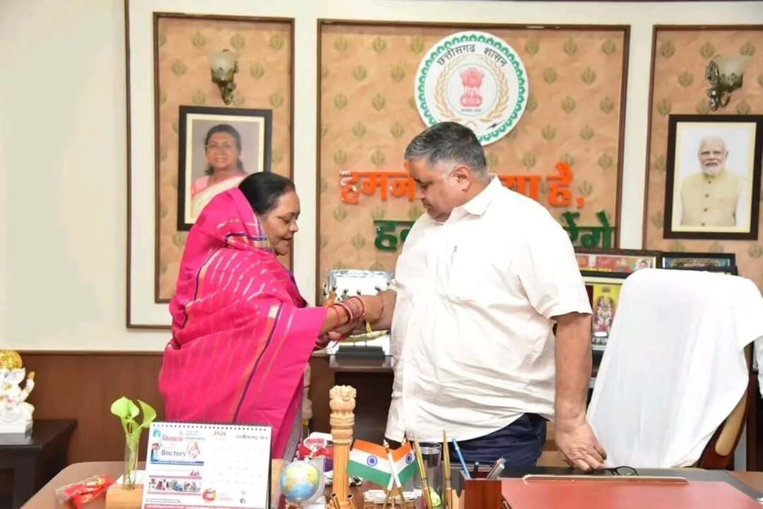 स्नेह, विश्वास और अपनत्व की डोर से मजबूत होते हैं भाई-बहन के रिश्ते: श्री राजेश अग्रवाल
पद्मश्री डॉ. उषा बारले ने पर्यटन एवं संस्कृति मंत्री श्री राजेश अग्रवाल को बांधी राखी, मंत्री ने प्रदेशवासियों को दी रक्षाबंधन की हार्दिक शुभकामनाएं
@chhattisgarhcmo @dpr.chhattisgarh @culture_deptt