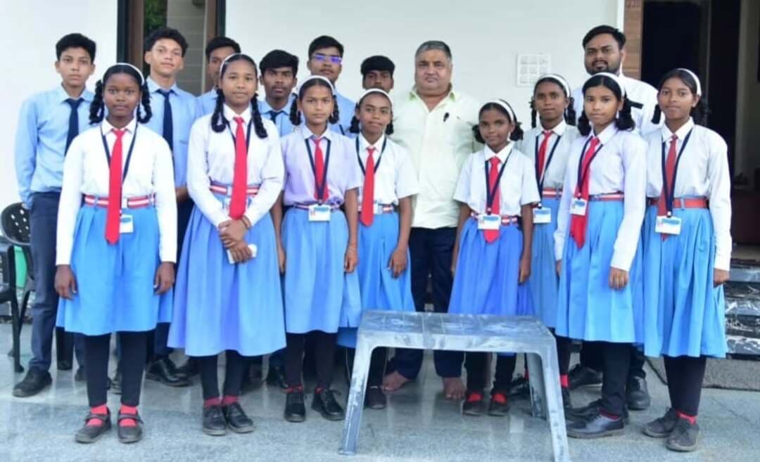 बच्चों के सपनों में दिखी विकसित भारत की नई तस्वीर, मंत्री श्री राजेश अग्रवाल ने कहा-युवा पीढ़ी है राष्ट्र की आधारशिला
लखनपुर में विभिन्न विद्यालयों के विद्यार्थियों से आत्मीय संवाद, बच्चों की जिज्ञासा और सीखने की ललक को बताया देश के उज्ज्वल भविष्य की सबसे बड़ी ताकत
@chhattisgarhcmo @dpr.chhattisgarh @culture_deptt