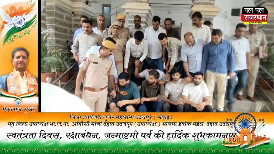उदयपुर जिले के सायरा थाना क्षेत्र के पुनावली गांव में दंपती की मौत से सनसनी फैल गई। लहरीलाल पालीवाल और उनकी पत्नी राधा देवी के शव उनके ही घर में एक बड़े संदूक के अंदर मिले। घर से बदबू आने पर पड़ोसियों को शक हुआ और पुलिस को सूचना दी गई। पुलिस ने मौके पर पहुंचकर जांच शुरू कर दी है। प्रथम दृष्टया हत्या की आशंका जताई जा रही है। आखिर दंपती की मौत कैसे हुई और शव संदूक में किसने छिपाए? पुलिस जांच के बाद ही पूरी सच्चाई सामने आएगी।#udaipur #udaipur_khabar #udaipur_khabar #udaipurite #udaipur_updates #udaipurdairies #hindinews #udaipurnews #udaipurvlog #hindinews #udaipurdairies
#jaipurCrime #Crime #Ajmernews #bhilwaranews #banswaranews #dungarpurnews #PalPalNewsRajasthan #PalPalRajasthan #UdaipurNews #UdaipurCrime #UdaipurMurder #DoubleMurder #Sayra #RajasthanNews #CrimeNews