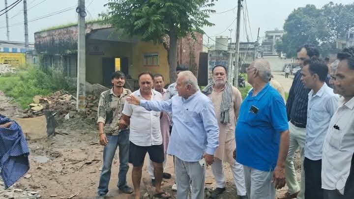 आज गांव बाड़ीमाजरा में जनसमस्याओं को लेकर श्री रमन त्यागी जी जनता से रूबरू हुए .जिसमे लगभग 2 साल से खस्ताहाल सड़क,आंगनवाड़ी स्कूल की जर्जर हालत,सीवरेज,पीने के पानी की समस्या जैसे ज्वलंत मुद्दे अहम् रहे.
उन्होंने बतया की क्षेत्र की जनता ने पार्षद,मेयर, और विधायक को विकास के लिए चुना था
लेकिन वो जन समस्याओं से आंखे मूंदे बैठे हुए है . आप की समस्या का समाधान सिर्फ कांग्रेस ही कर सकती है और आने वाला समय कांग्रेस का है.इसलिए अगर आप अपना आने वाला कल खुश हाल बनवाना चाहते है तो कांग्रेस पार्टी को मजबूत करे
मौके पर रिषीपाल मान,आस मोहम्मद,ज़हीर हसन,सतनाम सिंह,अमित,रूपराम लम्बरदार,प्रमोद धीमान,रमेश कश्यप,शिवपाल शर्मा,राहुल,अजय,आत्माराम,सहीराम,प्रबल जोशी और दीपक शर्मा मौजूद रहे.