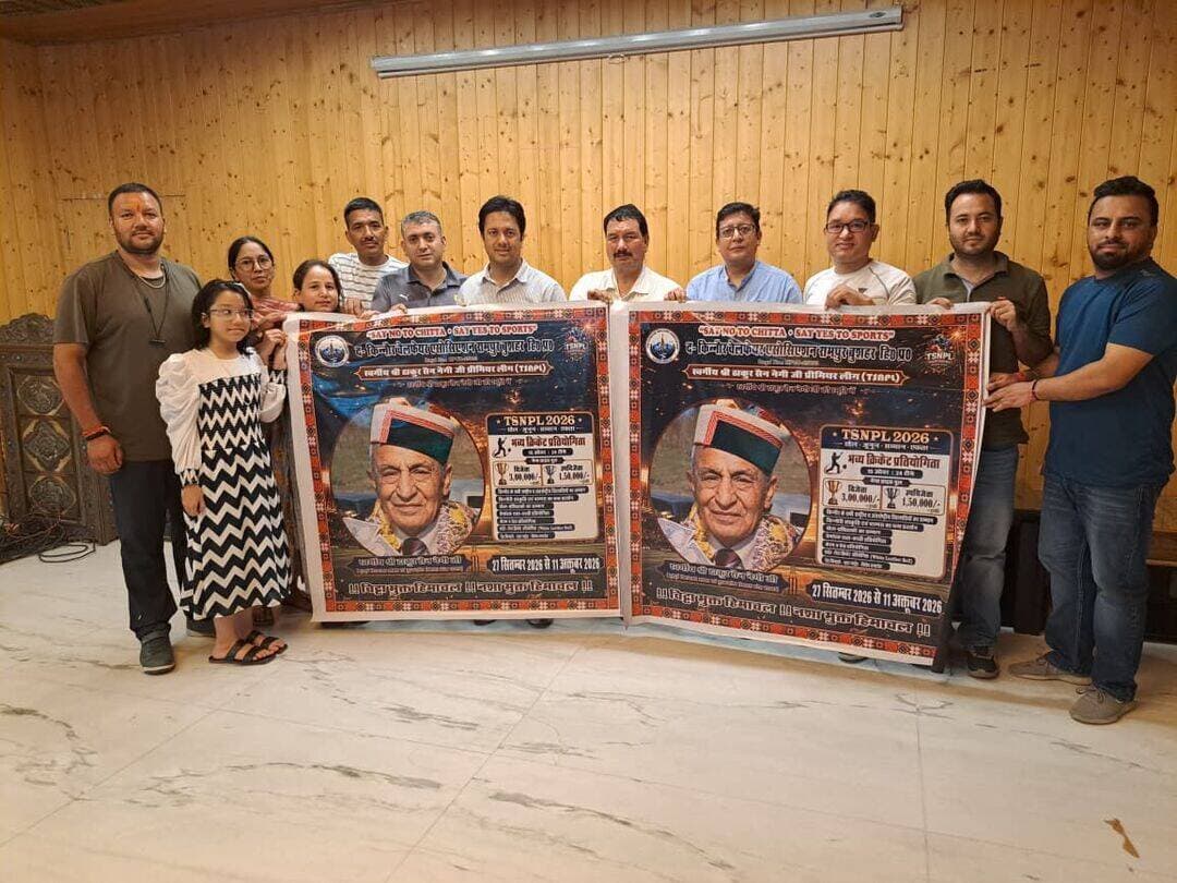 ठाकुर सेन नेगी प्रीमियर लीग के पोस्टर का अनावरण
- क्रिकेट विजेता टीम को मिलेगी 3 लाख इनामी राशि और ट्रॉफी
Bushahr Today TV
रामपुर बुशहर। स्वर्गीय ठाकुर सेन नेगी प्रीमियर लीग के पोस्टर का अनावरण उपमंडलाधिकारी रामपुर हर्ष अमरेंद्र सिंह ने किया। इस अवसर पर नगर परिषद रामपुर के कार्यकारी अधिकारी बीआर नेगी विशेष रूप से उपस्थित रहे। कार्यक्रम में ठाकुर सेन नेगी प्रीमियर लीग एसोसिएशन के अध्यक्ष नरेंद्र सिंह नेगी और सचिव डॉ. देव नेगी भी मौजूद रहे।
आयोजकों ने बताया कि इस बार टीएसएनपीएल में क्रिकेट के साथ युवाओं के लिए विभिन्न प्रतियोगिताओं और सांस्कृतिक कार्यक्रमों का भी आयोजन किया जाएगा। लीग के तहत क्रिकेट प्रतियोगिता के अलावा रस्साकशी, शतरंज और कैरम प्रतियोगिताएं आयोजित होंगी। वहीं, किन्नौरी संस्कृति कार्यक्रम, ग्रैंड फिनाले, स्टार नाइट और विशेष समारोह भी आकर्षण का केंद्र रहेंगे।
मुख्य क्रिकेट टूर्नामेंट का आयोजन 27 सितंबर से 11 अक्टूबर तक किया जाएगा। प्रतियोगिता में अधिकतम 24 टीमों को ही प्रवेश दिया जाएगा। टीम एंट्री 22 अगस्त से शुरू हो चुकी है। टीम की एंट्री फीस 25 हजार रुपये निर्धारित की गई है, जबकि स्लॉट बुक करने के लिए 15 हजार रुपये जमा करवाने होंगे। प्रतियोगिता की विजेता टीम को 3 लाख रुपये और ट्रॉफी, जबकि उपविजेता टीम को 1.50 लाख रुपये और ट्रॉफी प्रदान की जाएगी। आयोजकों ने खिलाड़ियों और टीमों से जल्द पंजीकरण करवाने का आग्रह किया है।
टीएसएनपीएल का उद्देश्य युवाओं को खेलों से जोड़ने के साथ-साथ नशे के खिलाफ जागरूक करना है। आयोजकों ने इस वर्ष लीग को “चिट्टे को भगाओ, युवाओं को बचाओ” अभियान से जोड़ते हुए नशामुक्त किन्नौर का संदेश देने का आह्वान किया है।