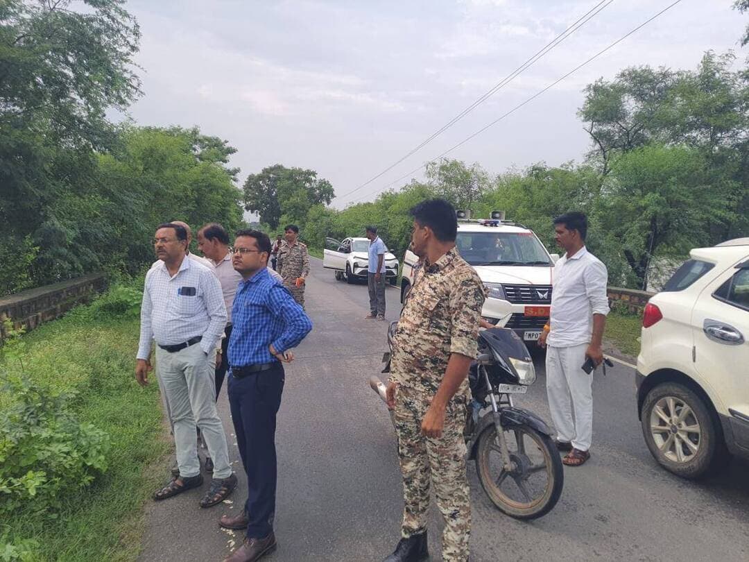 एसडीएम गोहद ने बाढ़ की स्थिति का लिया जायजा
लगातार निगरानी रखने एवं तत्काल आवश्यक कार्यवाही सुनिश्चित करने दिए निर्देश
आज एसडीएम गोहद श्री विकास कैमोर द्वारा ग्राम मकरेटा में बाढ़ की स्थिति का मौके पर पहुंचकर जायजा लिया गया। इस दौरान बाढ़ की स्थिति एवं प्रभावित क्षेत्रों की जानकारी ली गई तथा संबंधित अधिकारियों एवं कर्मचारियों को आवश्यक दिशा-निर्देश दिए गए।
एसडीएम गोहद ने बाढ़ की स्थिति पर लगातार निगरानी रखने एवं आवश्यकता अनुसार तत्काल आवश्यक कार्यवाही सुनिश्चित करने के निर्देश दिए।
#CMMadhyaPradesh
#JansamparkMP
Department Of Revenue, Madhya Pradesh
#भिण्ड
#Bhind