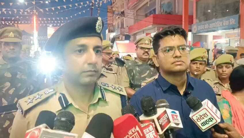 #त्यौहार_रक्षाबन्धन की पूर्व संध्या पर #जिलाधिकारी व वरिष्ठ पुलिस अधीक्षक सिद्धार्थनगर द्वारा कस्बा सिद्धार्थनगर में पैदल गस्त/फ्लैग मार्च किया गया व त्यौहार रक्षाबन्धन को सकुशल सम्पन्न कराये जाने हेतु सिद्धार्थनगर पुलिस द्वारा की गयी कार्यवाही के सम्बन्ध में डॉ0 अभिषेक महाजन, वरिष्ठ पुलिस अधीक्षक का बयान।