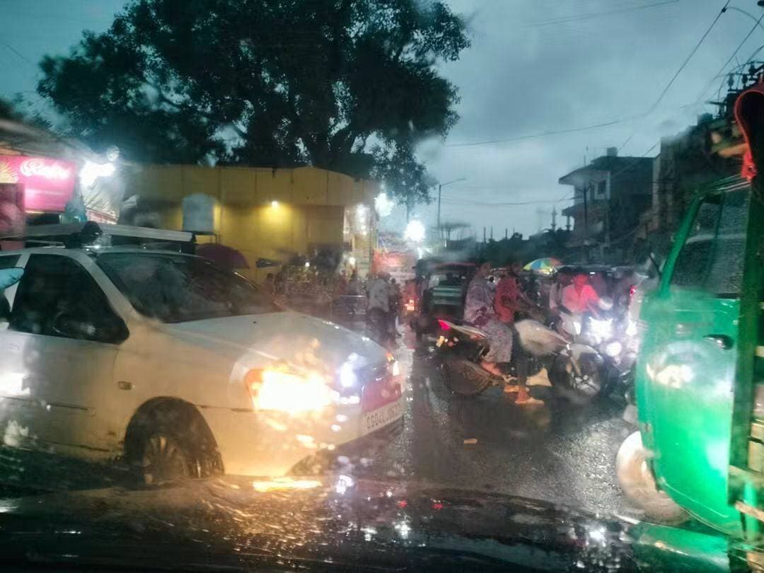 जाम से त्राहिमाम करता औरंगाबाद, पुलिस प्रशासन नदारत
औरंगाबाद में रक्षाबंधन से एक दिन पहले औरंगाबाद में भयंकर जाम, शहर की सड़कें घंटों रही जाम से बेहाल, पुलिस-प्रशासन नदारद।
रक्षाबंधन जैसे बड़े पर्व से ठीक एक दिन पहले औरंगाबाद शहर की यातायात व्यवस्था पूरी तरह चरमरा गई। दोपहर से लेकर शाम 6 बजे तक शहर के प्रमुख चौक-चौराहों पर भयंकर जाम लगा रहा, जिससे आम लोगों को भारी परेशानी का सामना करना पड़ा।
जानकारी के अनुसार, बाईपास ओवरब्रिज, जसोइया मोड़ और धर्मशाला चौक पर सबसे ज्यादा जाम की स्थिति बनी। सड़कों पर बाइक, कार और स्कूल बसें घंटों तक फंसी रहीं। बच्चे स्कूल बसों में परेशान होते रहे, वहीं त्योहार की खरीदारी करने निकले लोग भी जाम में फंस गए। धर्मशाला चौक के पास स्थित संकट मोचन मानस मंदिर के सामने तो हालत और भी खराब थी।
सबसे हैरान करने वाली बात यह रही कि इतने लंबे जाम के बावजूद कहीं भी ट्रैफिक पुलिस या जिला प्रशासन का कोई जवान तैनात नहीं दिखा। लोगों ने खुद ही किसी तरह जाम से निकलने की कोशिश की।
स्थानीय लोगों का कहना है कि त्योहार से पहले बाजार में भीड़ बढ़ जाती है, ऐसे में प्रशासन को पहले से ही ट्रैफिक प्लान तैयार रखना चाहिए था। लेकिन हर साल की तरह इस बार भी प्रशासन की लापरवाही सामने आई।
शाम होते-होते जाम की वजह से कई लोगों को अपने घर पहुंचने में घंटों की देरी हुई। लोगों ने जिला प्रशासन से मांग की है कि त्योहारी सीजन में शहर में ट्रैफिक व्यवस्था को दुरुस्त किया जाए ताकि आम जनता को परेशानी न हो।