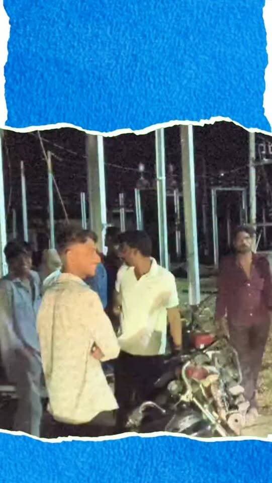 23 घंटे से बिजली गुल, गुस्साए ग्रामीणों ने बम्बोरी जीएसएस का किया घेराव
प्रतापगढ़ जिले के बम्बोरी कस्बे में मंगलवार रात करीब साढ़े 9 बजे से बिजली आपूर्ति ठप होने के बाद बुधवार रात तक करीब 23 घंटे बीत गए, लेकिन बिजली बहाल नहीं हुई। गर्मी और उमस के बीच ग्रामीणों को भारी परेशानी का सामना करना पड़ा। पशुओं के लिए पानी, घरेलू कामकाज और दुकानों का संचालन प्रभावित रहा। बिजली नहीं होने से बैंकिंग सेवाएं भी प्रभावित हुईं और जनरेटर से काम चलाना पड़ा। नाराज ग्रामीणों ने बुधवार को बम्बोरी जीएसएस का घेराव कर जल्द बिजली बहाल करने की मांग की। विद्युत विभाग के अनुसार 132 केवी लाइन में फाल्ट के कारण आपूर्ति बाधित हुई है और उसे ठीक करने का काम जारी है।
#ElectricityCut #PowerCut #Bambori #RajasthanNews #DungarpurNews