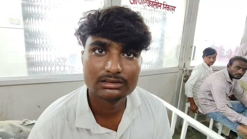 चित्रकूट मऊ के टिकरा में शराब के नशे में हुए दो पक्षों में हुई मारपीट दोनों पक्ष से 4 घायल दो जिला अस्पताल रेफर। मामला चित्रकूट जनपद के मऊ थाना क्षेत्र के टिकरा गांव का बीते बुधवार की रात्रि करीब 9 बजे का जहां दो पक्षों में मारपीट हो गई जिसमें दोनों पक्षों से 4 लोग घायल हो गए घायल एक पक्ष के राजकुमार ने बताया कि वह अपने भाई सुलेख के साथ घर के पास ही थे तभी उनकी आशीष नाम के युवक से किसी बात को लेकर बहस हो रही जिस पर प्रदीप नाम का युवक उन्हें गाली गलौज करने लगा जिस पर प्रदीप की तरफ से शिवम पुत्र श्याम सुंदर निवासी चितरा गोकुलपुर जो मऊ के छिवलहा गांव अपने ननिहाल गया था भी गाली गलौज करने लगा जिससे दोनों पक्षों में 4 लोगों के बीच मारपीट हो गई जिसमें चारों घायल हो गए जिसमें दोनों पक्षों से राजकुमार और प्रदीप को मामूली चोट आई तो सुलेख सिंह और शिवम पटेल गंभीर रूप से घायल हो गए जिनको परिजनों द्वारा मऊ सामुदायिक स्वास्थ्य केंद्र पहुंचाया गया जहां से दोनों को जिला अस्पताल रेफर किया गया है बताया जा रहा है कि शराब के नशे में होने के कारण झगड़ा शुरू हुआ है फिलहाल दोनों पक्षों ने मामले की तहरीर मऊ थाने में दी है