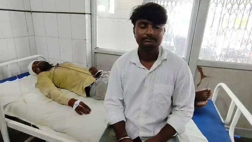 चित्रकूट मऊ के टिकरा में शराब के नशे में हुए दो पक्षों में हुई मारपीट दोनों पक्ष से 4 घायल दो जिला अस्पताल रेफर। मामला चित्रकूट जनपद के मऊ थाना क्षेत्र के टिकरा गांव का बीते बुधवार की रात्रि करीब 9 बजे का जहां दो पक्षों में मारपीट हो गई जिसमें दोनों पक्षों से 4 लोग घायल हो गए घायल एक पक्ष के राजकुमार ने बताया कि वह अपने भाई सुलेख के साथ घर के पास ही थे तभी उनकी आशीष नाम के युवक से किसी बात को लेकर बहस हो रही जिस पर प्रदीप नाम का युवक उन्हें गाली गलौज करने लगा जिस पर प्रदीप की तरफ से शिवम पुत्र श्याम सुंदर निवासी चितरा गोकुलपुर जो मऊ के छिवलहा गांव अपने ननिहाल गया था भी गाली गलौज करने लगा जिससे दोनों पक्षों में 4 लोगों के बीच मारपीट हो गई जिसमें चारों घायल हो गए जिसमें दोनों पक्षों से राजकुमार और प्रदीप को मामूली चोट आई तो सुलेख सिंह और शिवम पटेल गंभीर रूप से घायल हो गए जिनको परिजनों द्वारा मऊ सामुदायिक स्वास्थ्य केंद्र पहुंचाया गया जहां से दोनों को जिला अस्पताल रेफर किया गया है बताया जा रहा है कि शराब के नशे में होने के कारण झगड़ा शुरू हुआ है फिलहाल दोनों पक्षों ने मामले की तहरीर मऊ थाने में दी है