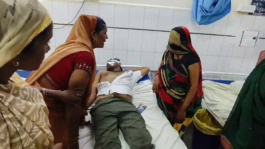 चित्रकूट मऊ के टिकरा में शराब के नशे में हुए दो पक्षों में हुई मारपीट दोनों पक्ष से 4 घायल दो जिला अस्पताल रेफर। मामला चित्रकूट जनपद के मऊ थाना क्षेत्र के टिकरा गांव का बीते बुधवार की रात्रि करीब 9 बजे का जहां दो पक्षों में मारपीट हो गई जिसमें दोनों पक्षों से 4 लोग घायल हो गए घायल एक पक्ष के राजकुमार ने बताया कि वह अपने भाई सुलेख के साथ घर के पास ही थे तभी उनकी आशीष नाम के युवक से किसी बात को लेकर बहस हो रही जिस पर प्रदीप नाम का युवक उन्हें गाली गलौज करने लगा जिस पर प्रदीप की तरफ से शिवम पुत्र श्याम सुंदर निवासी चितरा गोकुलपुर जो मऊ के छिवलहा गांव अपने ननिहाल गया था भी गाली गलौज करने लगा जिससे दोनों पक्षों में 4 लोगों के बीच मारपीट हो गई जिसमें चारों घायल हो गए जिसमें दोनों पक्षों से राजकुमार और प्रदीप को मामूली चोट आई तो सुलेख सिंह और शिवम पटेल गंभीर रूप से घायल हो गए जिनको परिजनों द्वारा मऊ सामुदायिक स्वास्थ्य केंद्र पहुंचाया गया जहां से दोनों को जिला अस्पताल रेफर किया गया है बताया जा रहा है कि शराब के नशे में होने के कारण झगड़ा शुरू हुआ है फिलहाल दोनों पक्षों ने मामले की तहरीर मऊ थाने में दी है