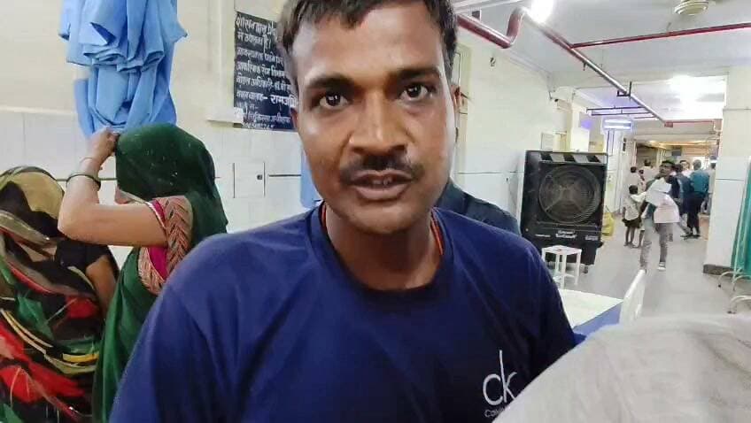 चित्रकूट मऊ के टिकरा में शराब के नशे में हुए दो पक्षों में हुई मारपीट दोनों पक्ष से 4 घायल दो जिला अस्पताल रेफर। मामला चित्रकूट जनपद के मऊ थाना क्षेत्र के टिकरा गांव का बीते बुधवार की रात्रि करीब 9 बजे का जहां दो पक्षों में मारपीट हो गई जिसमें दोनों पक्षों से 4 लोग घायल हो गए घायल एक पक्ष के राजकुमार ने बताया कि वह अपने भाई सुलेख के साथ घर के पास ही थे तभी उनकी आशीष नाम के युवक से किसी बात को लेकर बहस हो रही जिस पर प्रदीप नाम का युवक उन्हें गाली गलौज करने लगा जिस पर प्रदीप की तरफ से शिवम पुत्र श्याम सुंदर निवासी चितरा गोकुलपुर जो मऊ के छिवलहा गांव अपने ननिहाल गया था भी गाली गलौज करने लगा जिससे दोनों पक्षों में 4 लोगों के बीच मारपीट हो गई जिसमें चारों घायल हो गए जिसमें दोनों पक्षों से राजकुमार और प्रदीप को मामूली चोट आई तो सुलेख सिंह और शिवम पटेल गंभीर रूप से घायल हो गए जिनको परिजनों द्वारा मऊ सामुदायिक स्वास्थ्य केंद्र पहुंचाया गया जहां से दोनों को जिला अस्पताल रेफर किया गया है बताया जा रहा है कि शराब के नशे में होने के कारण झगड़ा शुरू हुआ है फिलहाल दोनों पक्षों ने मामले की तहरीर मऊ थाने में दी है