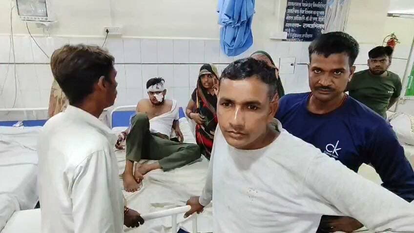 चित्रकूट मऊ के टिकरा में शराब के नशे में हुए दो पक्षों में हुई मारपीट दोनों पक्ष से 4 घायल दो जिला अस्पताल रेफर। मामला चित्रकूट जनपद के मऊ थाना क्षेत्र के टिकरा गांव का बीते बुधवार की रात्रि करीब 9 बजे का जहां दो पक्षों में मारपीट हो गई जिसमें दोनों पक्षों से 4 लोग घायल हो गए घायल एक पक्ष के राजकुमार ने बताया कि वह अपने भाई सुलेख के साथ घर के पास ही थे तभी उनकी आशीष नाम के युवक से किसी बात को लेकर बहस हो रही जिस पर प्रदीप नाम का युवक उन्हें गाली गलौज करने लगा जिस पर प्रदीप की तरफ से शिवम पुत्र श्याम सुंदर निवासी चितरा गोकुलपुर जो मऊ के छिवलहा गांव अपने ननिहाल गया था भी गाली गलौज करने लगा जिससे दोनों पक्षों में 4 लोगों के बीच मारपीट हो गई जिसमें चारों घायल हो गए जिसमें दोनों पक्षों से राजकुमार और प्रदीप को मामूली चोट आई तो सुलेख सिंह और शिवम पटेल गंभीर रूप से घायल हो गए जिनको परिजनों द्वारा मऊ सामुदायिक स्वास्थ्य केंद्र पहुंचाया गया जहां से दोनों को जिला अस्पताल रेफर किया गया है बताया जा रहा है कि शराब के नशे में होने के कारण झगड़ा शुरू हुआ है फिलहाल दोनों पक्षों ने मामले की तहरीर मऊ थाने में दी है