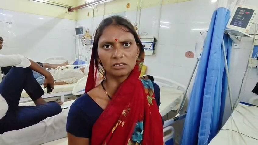 चित्रकूट मारकुंडी के छेरिहा जरवा में घर के बाहर खेल रहे बालक ऊपर कच्ची दीवार गिरने से बाल घायल जिला अस्पताल से प्रयागराज रेफर मामला चित्रकूट जनपद के मारकुंडी थाना क्षेत्र के झरिया जारवा गांव का आज गुरुवार की सुबह करीब 7:00 बजे का है जहां बालक के ऊपर दीवार गिरने से बालक गंभीर रूप से घायल हो गया घायल बालक 6 वर्षीय ललित पुत्र राजू उर्फ सूबेदार निवासी पथरा थाना अतर्रा जिला बांदा के परिजनों ने बताया कि ललित 2 दिन पूर्व ही अपने ननिहाल मारकुंडी के छे रिहा जरवा गांव आया हुआ था जो सुबह उठकर दीवार के पास ही खोला था कि अचानक बारिश की होने की वजह से दीवार भर भरा कर ललित ऊपर गिर गई जिससे ललित गंभीर रूप घायल हो गया जिसको परिजन मानिकपुर सीएचसी लेकर पहुंचे जहां से उसे जिला अस्पताल और जिला अस्पताल से प्रयागराज रेफर किया गया है
