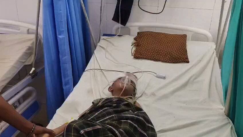 चित्रकूट मारकुंडी के छेरिहा जरवा में घर के बाहर खेल रहे बालक ऊपर कच्ची दीवार गिरने से बाल घायल जिला अस्पताल से प्रयागराज रेफर मामला चित्रकूट जनपद के मारकुंडी थाना क्षेत्र के झरिया जारवा गांव का आज गुरुवार की सुबह करीब 7:00 बजे का है जहां बालक के ऊपर दीवार गिरने से बालक गंभीर रूप से घायल हो गया घायल बालक 6 वर्षीय ललित पुत्र राजू उर्फ सूबेदार निवासी पथरा थाना अतर्रा जिला बांदा के परिजनों ने बताया कि ललित 2 दिन पूर्व ही अपने ननिहाल मारकुंडी के छे रिहा जरवा गांव आया हुआ था जो सुबह उठकर दीवार के पास ही खोला था कि अचानक बारिश की होने की वजह से दीवार भर भरा कर ललित ऊपर गिर गई जिससे ललित गंभीर रूप घायल हो गया जिसको परिजन मानिकपुर सीएचसी लेकर पहुंचे जहां से उसे जिला अस्पताल और जिला अस्पताल से प्रयागराज रेफर किया गया है