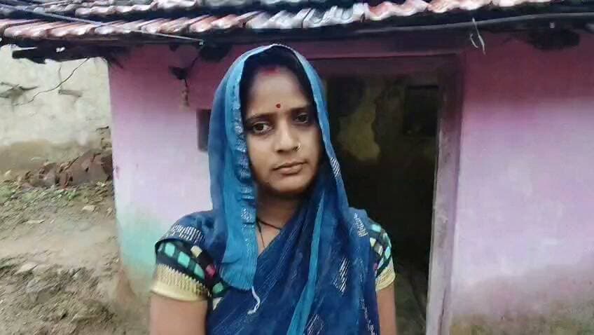 चित्रकूट मानिकपुर चूरेह केशरुआ अहिरान डांड़ी में महिला जर्जर मकान में रहने को मजबूर कहा आवेदन के बाद भी नहीं मिला पीएम आवास योजना का लाभ। मामला चित्रकूट के मानिकपुर तहसील क्षेत्र के चूरेह केशरुआ ग्राम पंचायत के अहिरान डांड़ी गांव का है जहां की रहने महिला अनुराधा पत्नी सुनील ने आज गुरुवार को दोपहर 12 बजे मिडिया के सामने बताया कि वह वर्षों पुराने कच्चे में रहती है जिसकी दीवारें बारिश की वजह से पूरी तरह से भीग कर धीरे धीरे क्षतिग्रस्त होती जा रही है जो कभी कभी भी गिर सकता है अनुराधा ने बताया कि वह इसी घर में अपनी सास और बच्चों के साथ रहती है अनुराधा ने बताया कि उसने 3 बार प्रधान मंत्री आवास के लिए आवेदन किया पर आज तक उसे प्रधान मंत्री आवास योजना का लाभ नहीं मिला अनुराधा शासन प्रशासन से प्रधानमंत्री आवास दिलाए जाने की मांग की है